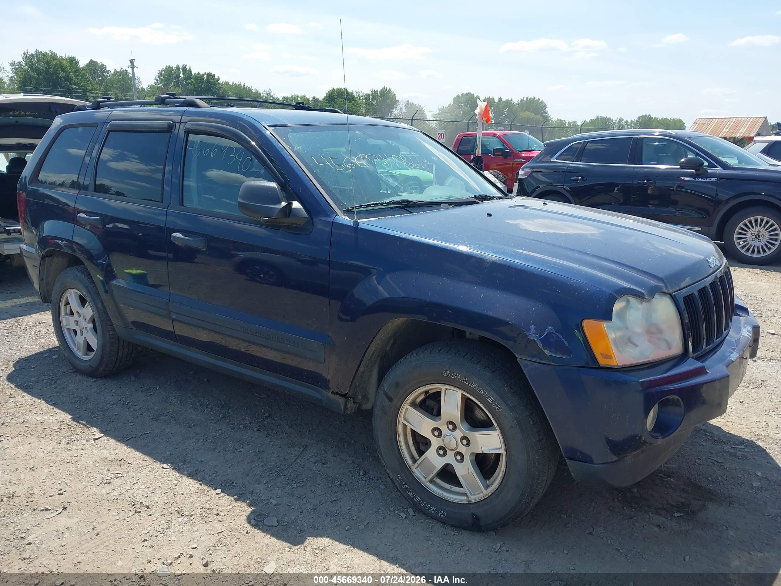 2005 Jeep Grand Cherokee Laredo, VIN 1J4HR48N15C542479 — Normal wear
