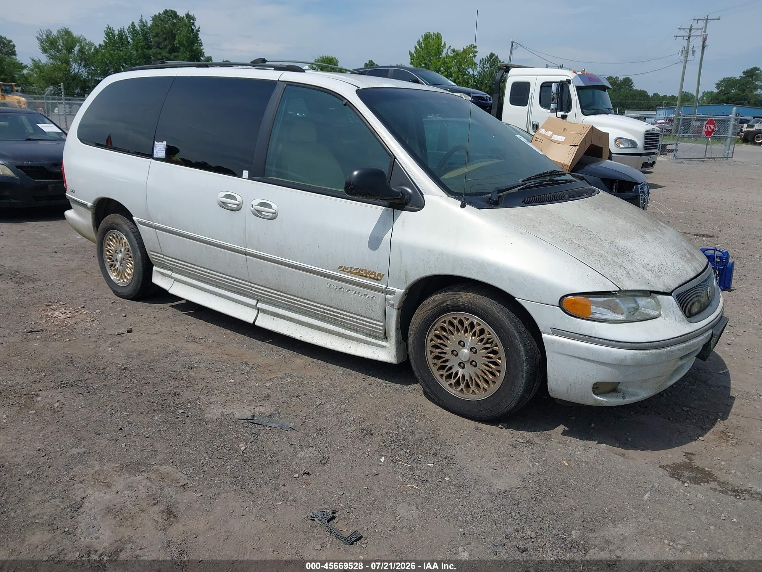 1997 Chrysler Town & Country LXi, VIN 1C4GP64L9VB449853 — Normal wear