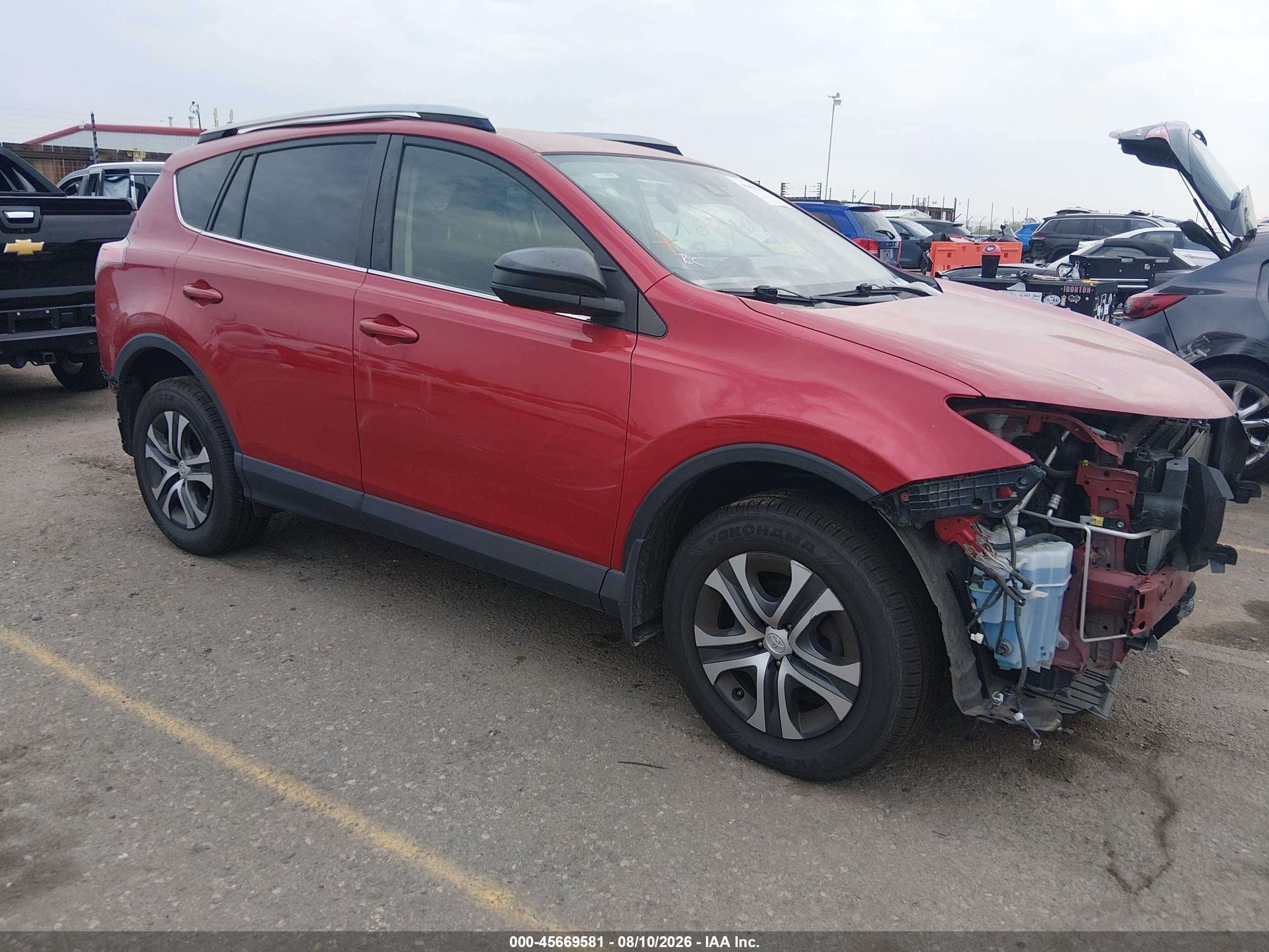 2017 Toyota RAV4 LE, VIN JTMBFREV8HJ127438 — Перед
