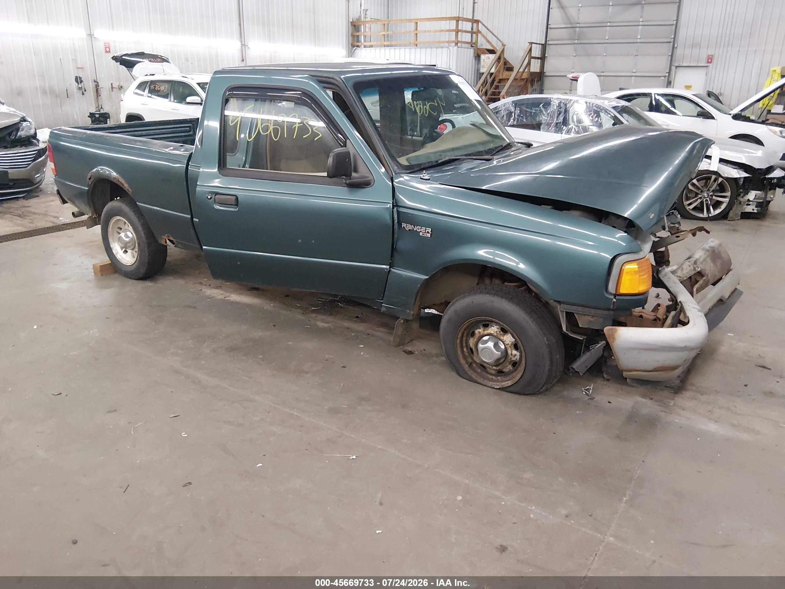 1995 Ford Ranger XL, VIN 1FTCR14A9SPA99388 — Front end