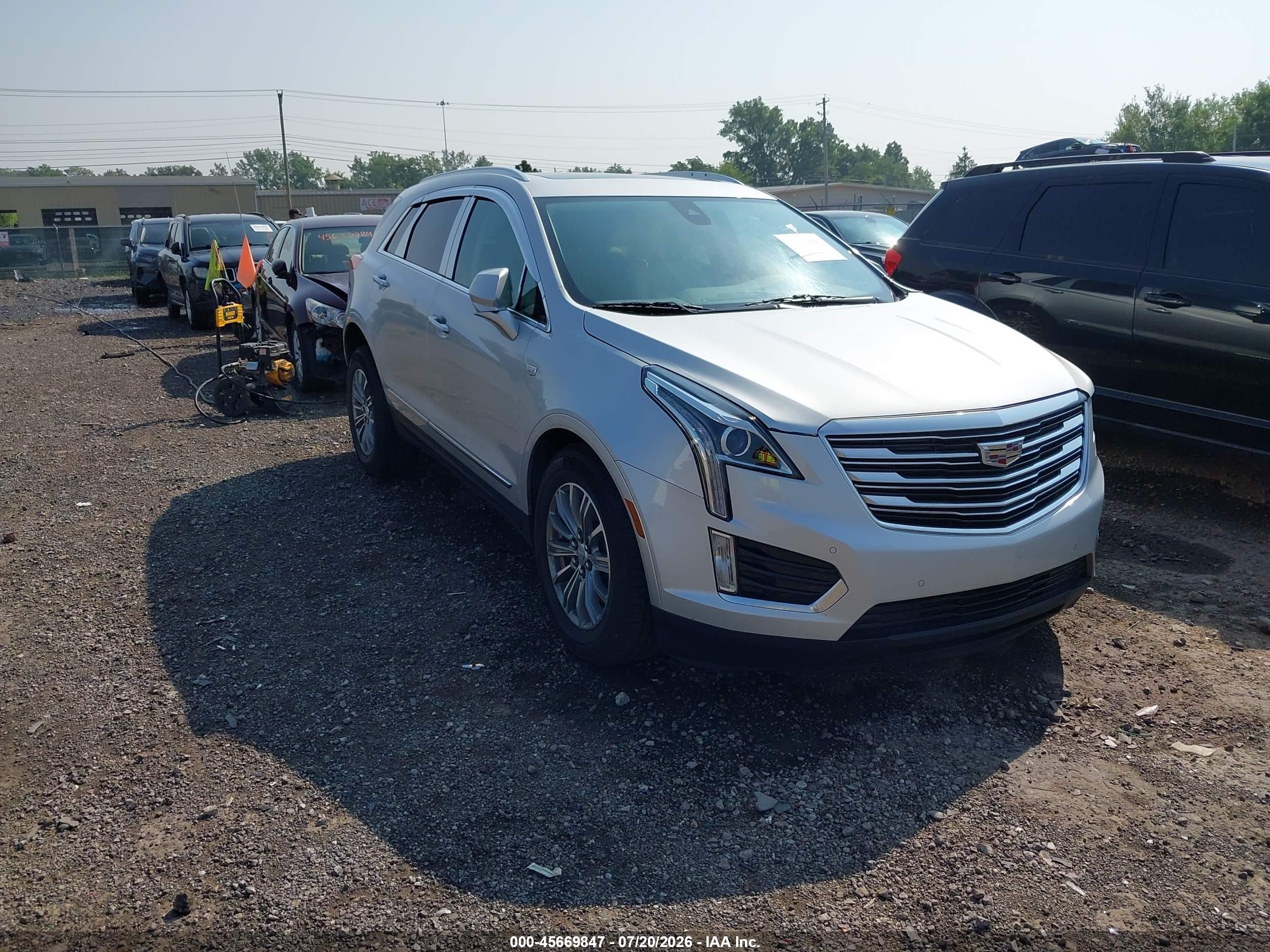 2017 Cadillac XT5 Luxury FWD, VIN 1GYKNBRS0HZ296357 — Front end