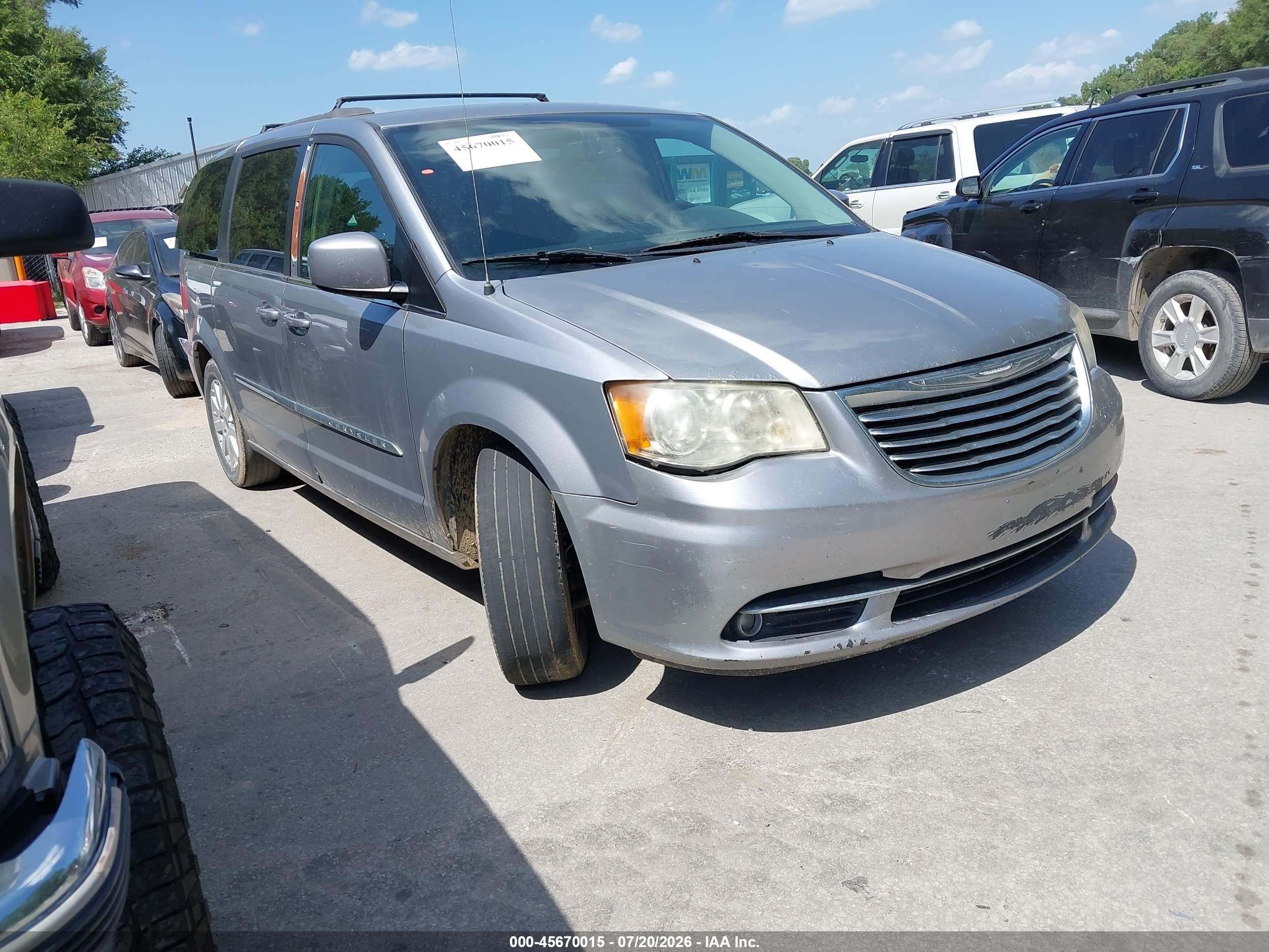 2016 Chrysler Town & Country Touring, VIN 2C4RC1BG5GR214433 — Front end