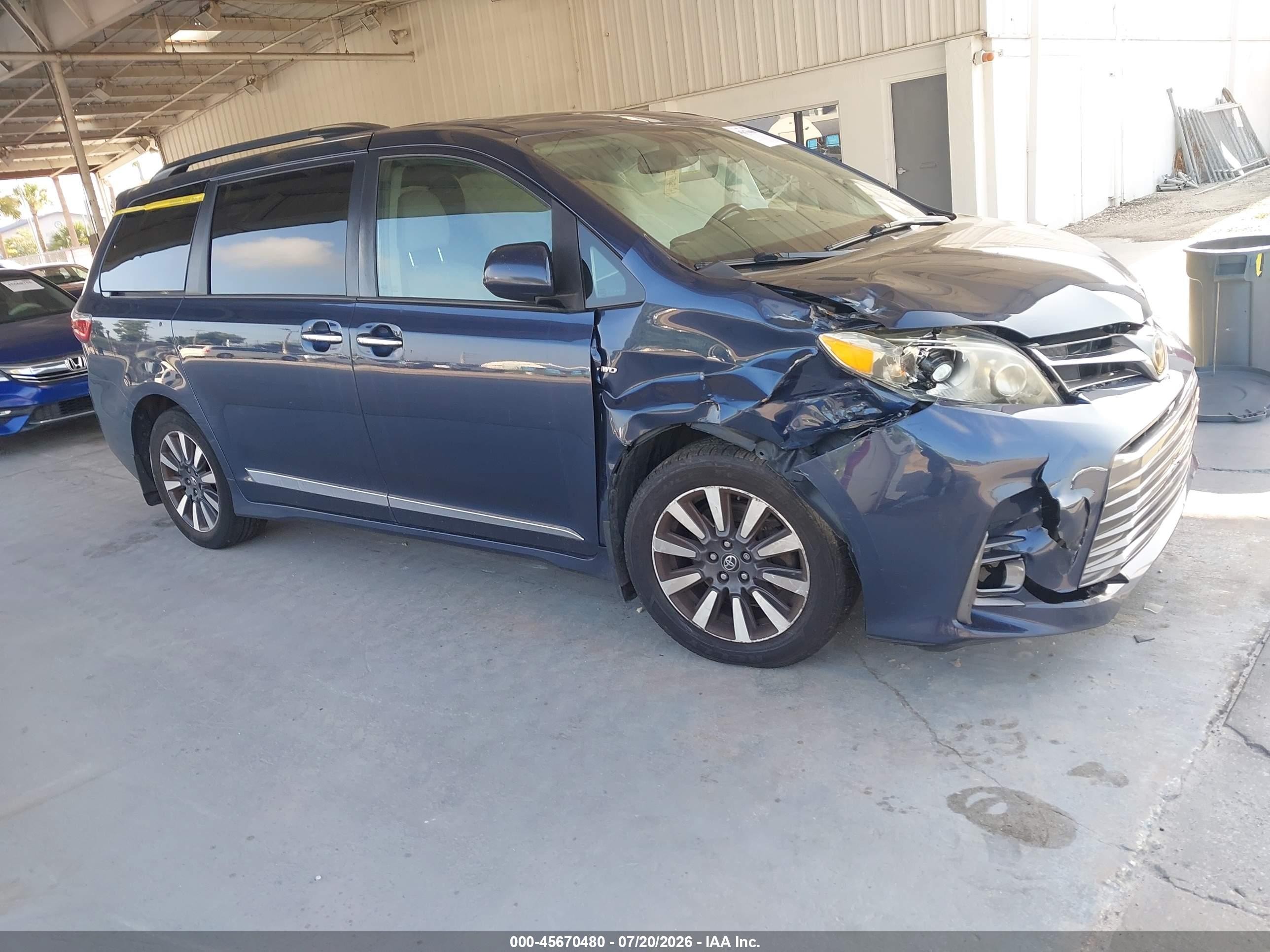 2019 Toyota Sienna XLE, VIN 5TDDZ3DC7KS221026 — Бок