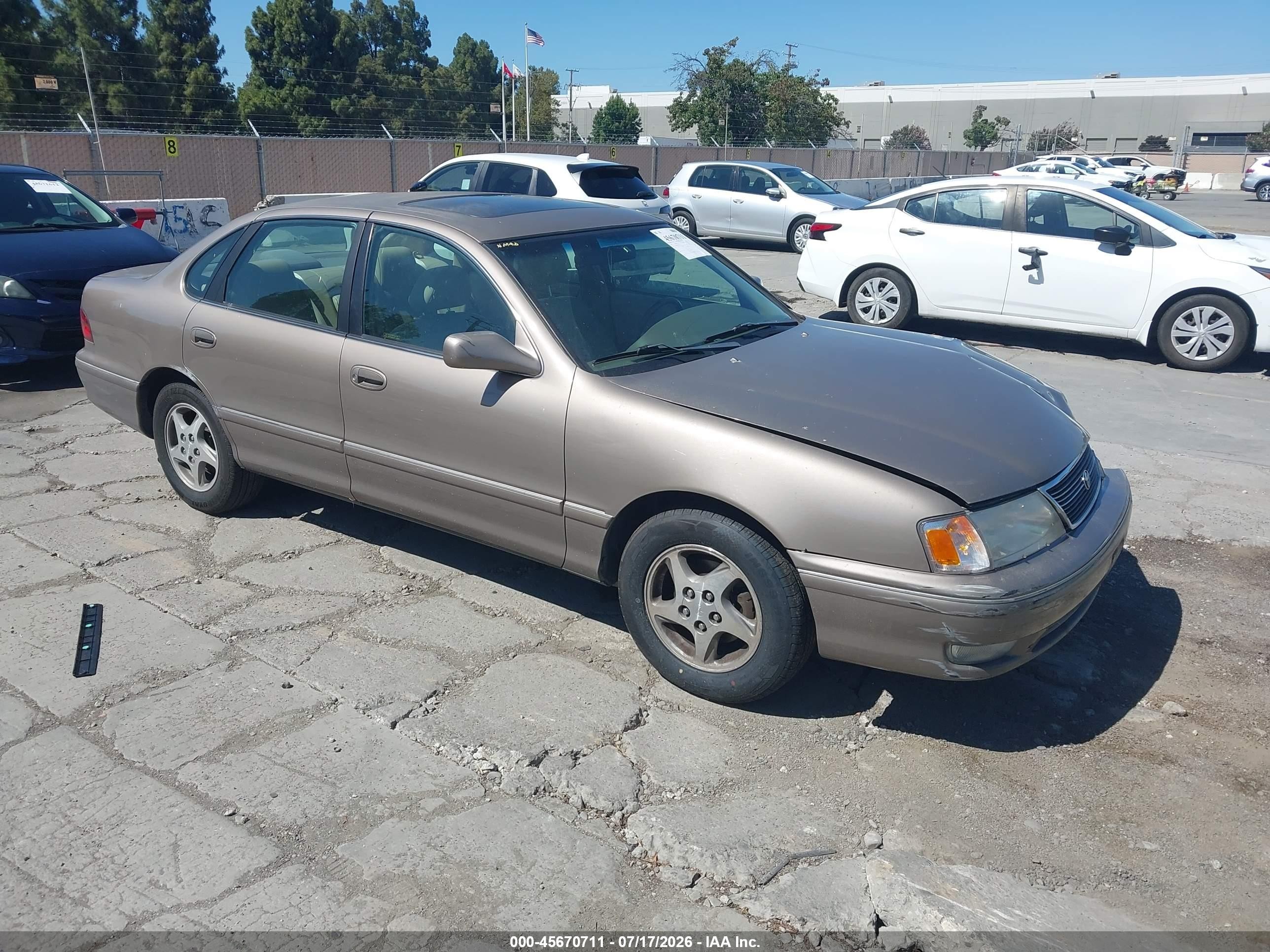 1998 Toyota Avalon XLS, VIN 4T1BF18BXWU212257 — Normal wear