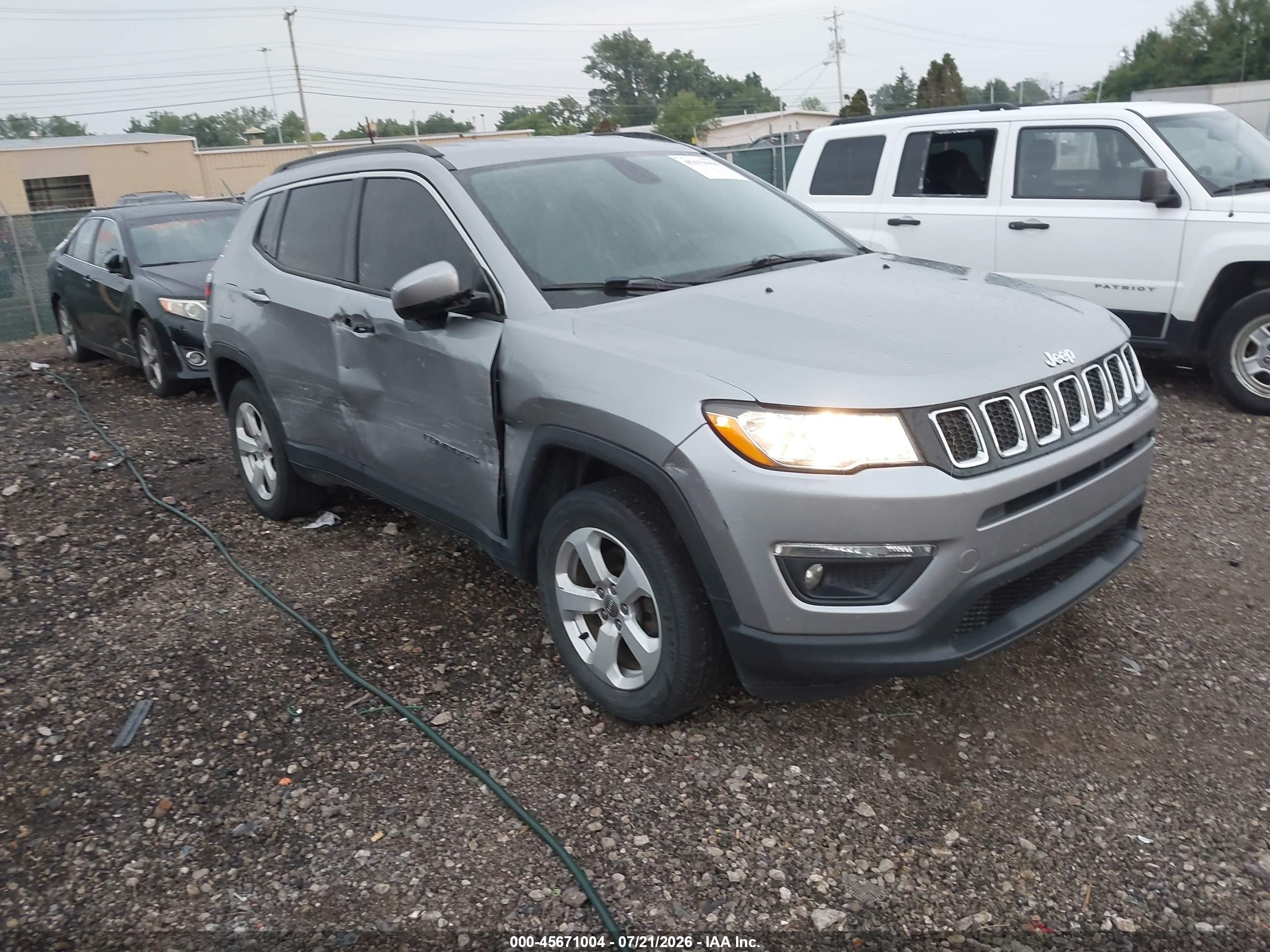 2018 Jeep Compass Latitude, VIN 3C4NJDBB4JT150335 — Side