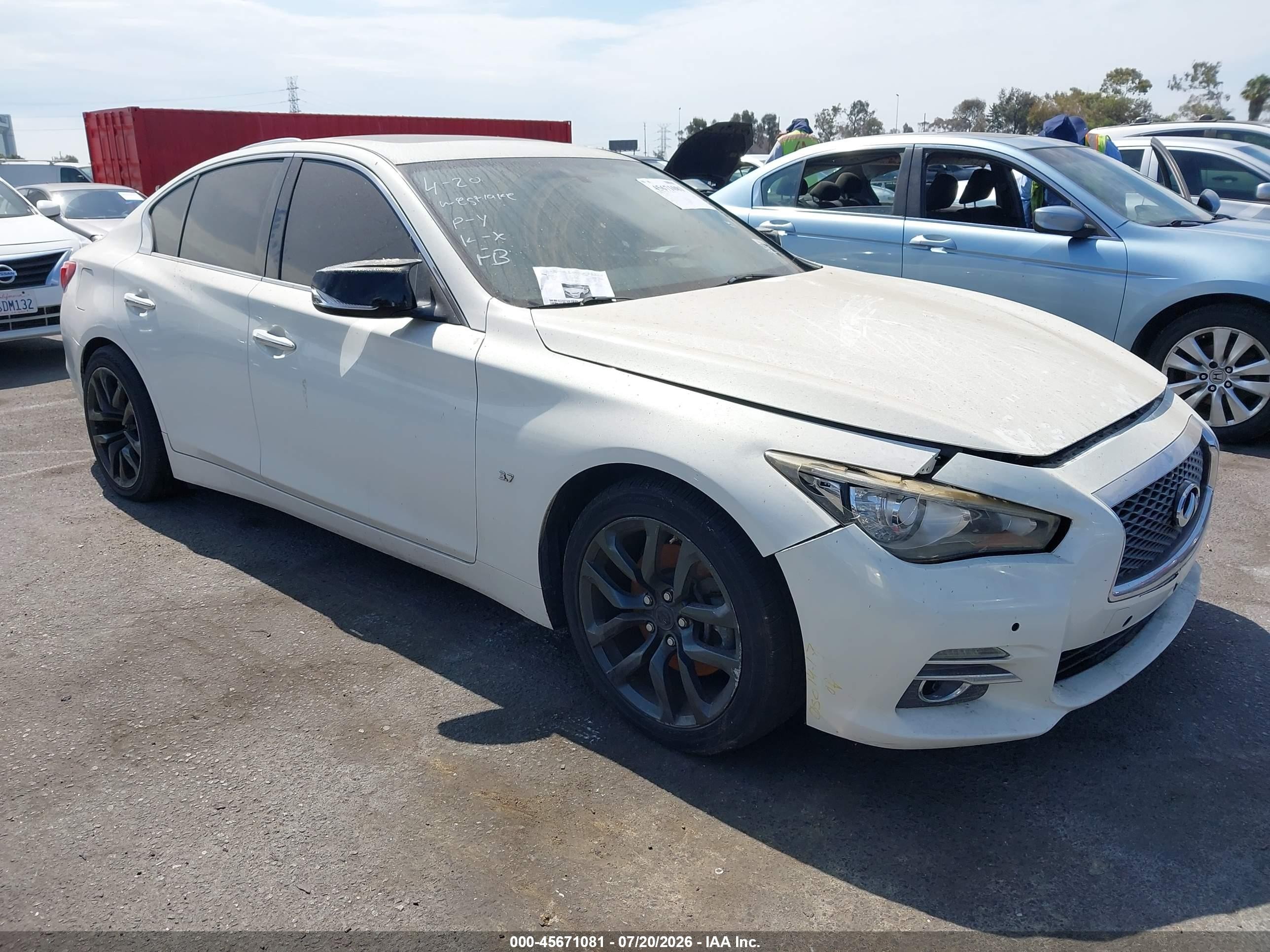 2015 Infiniti Q50 Premium, VIN JN1BV7AP1FM338932 — Side