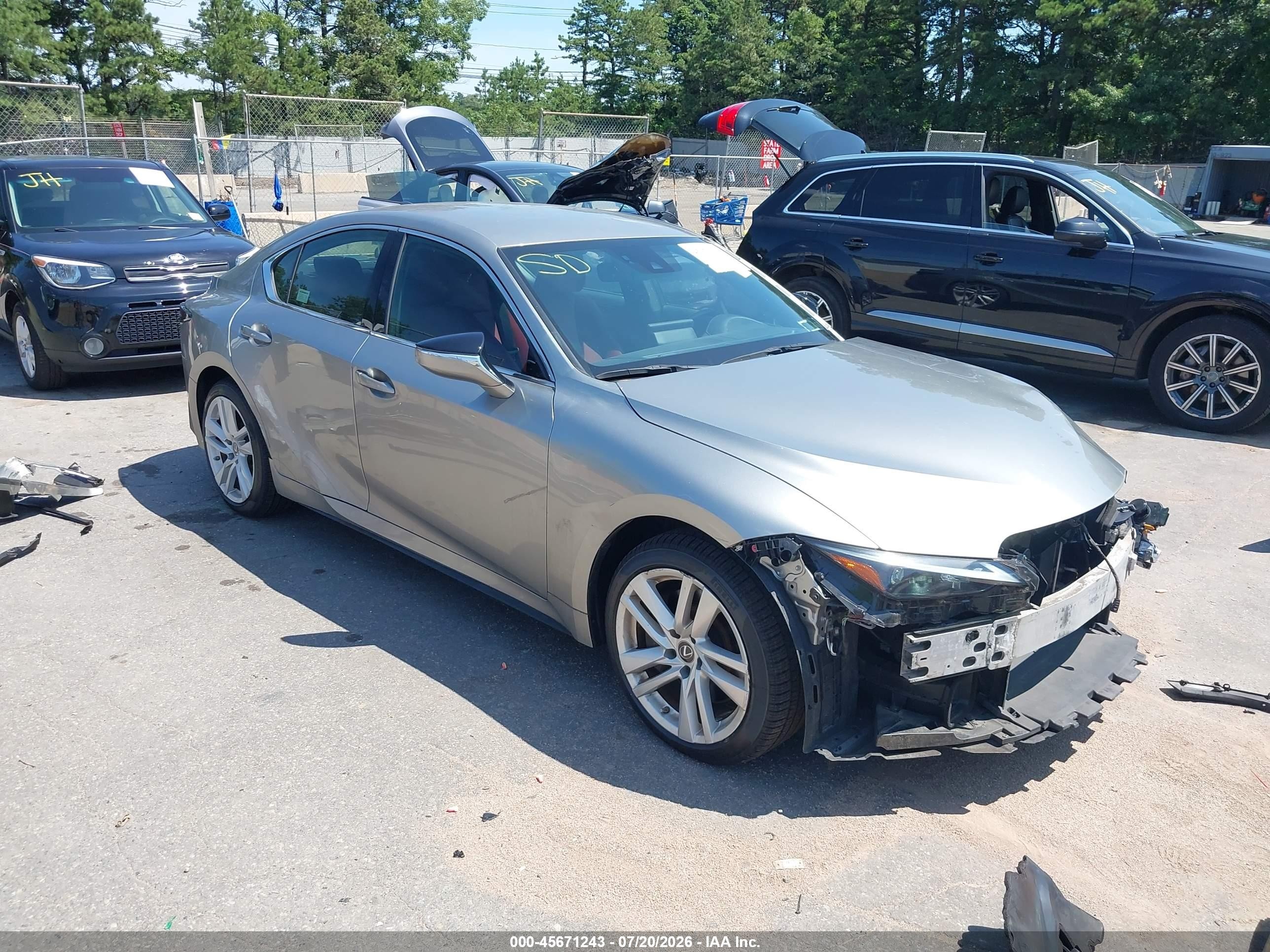 2021 Lexus IS 300, VIN JTHA81F21M5045614 — Перед