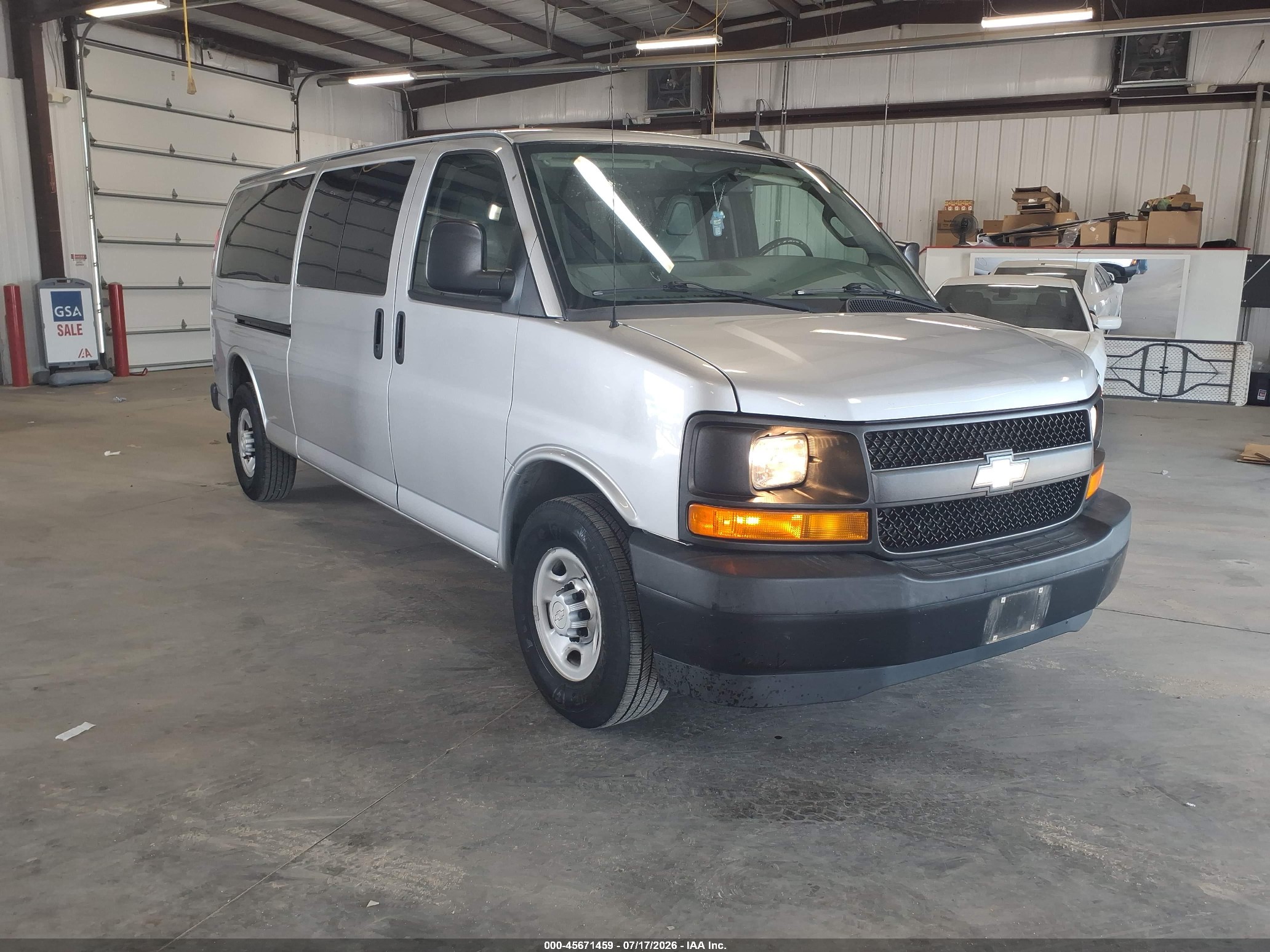 2017 Chevrolet Express Passenger LS, VIN 1GAZGNFG2H1293631 — Normal wear