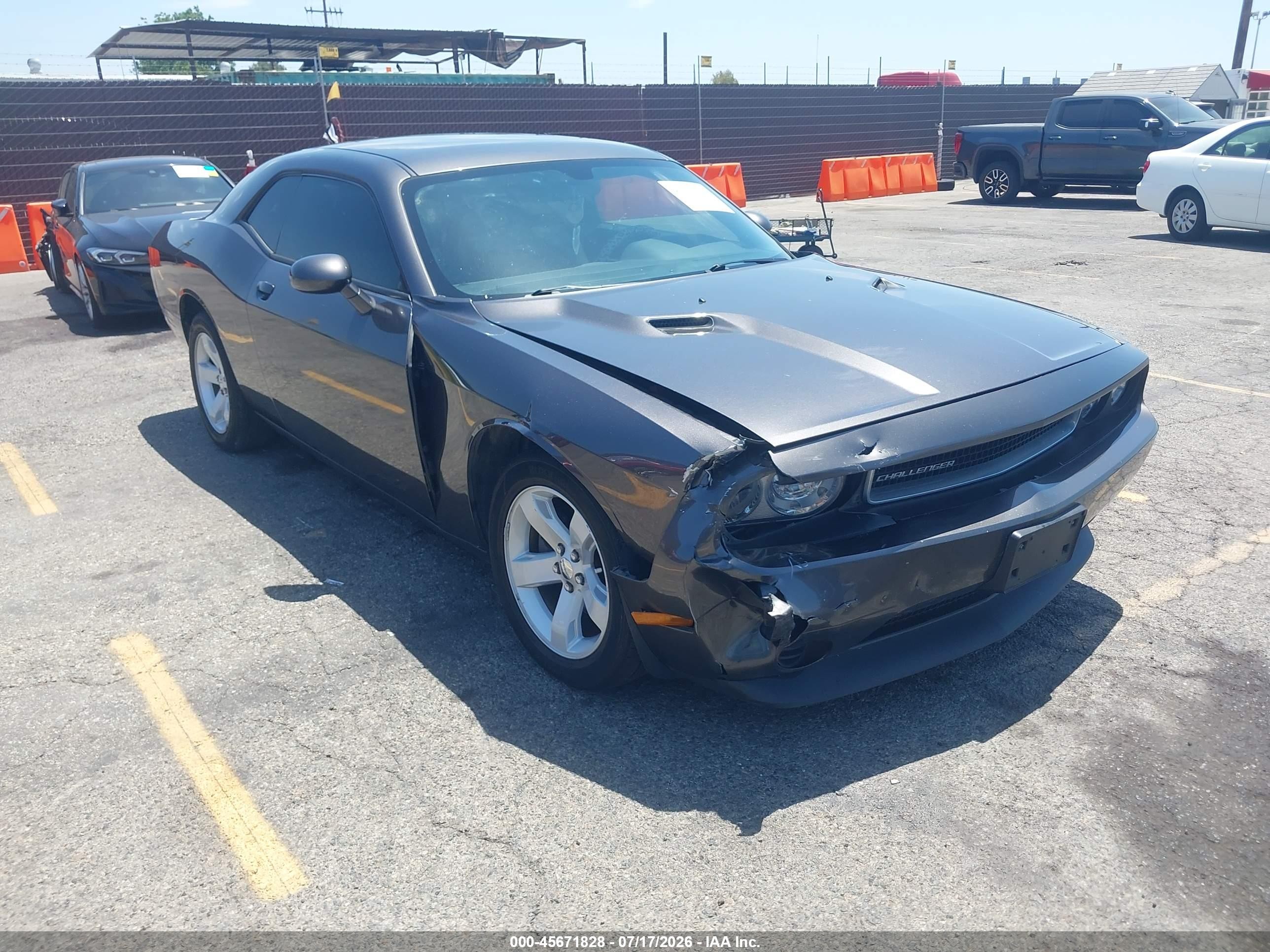 2014 Dodge Challenger SXT, VIN 2C3CDYAG7EH208394 — Front end