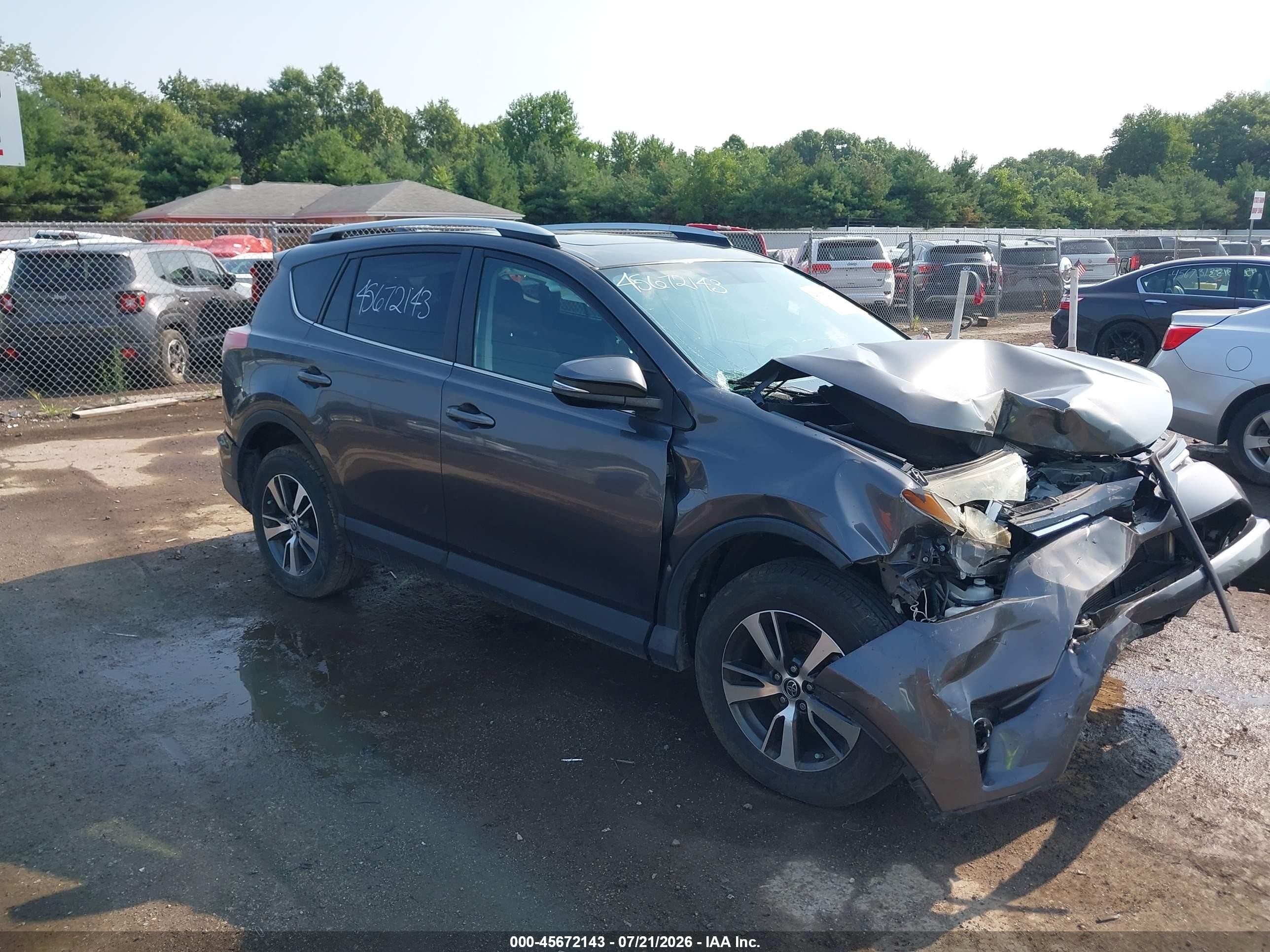 2016 Toyota RAV4 XLE, VIN 2T3WFREV4GW267830 — Перед