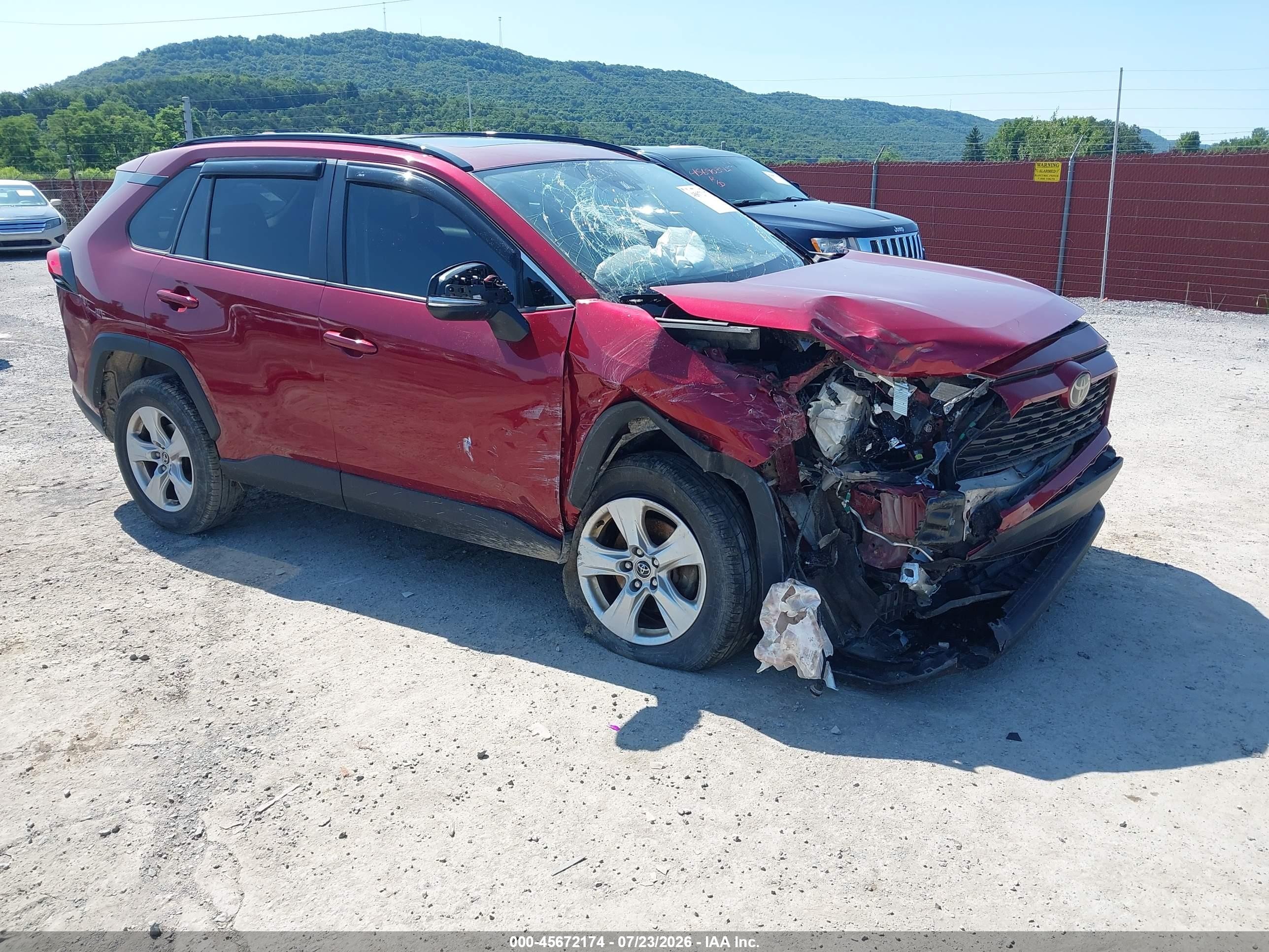 2019 Toyota RAV4 XLE, VIN JTMP1RFV1KD027870 — Перед