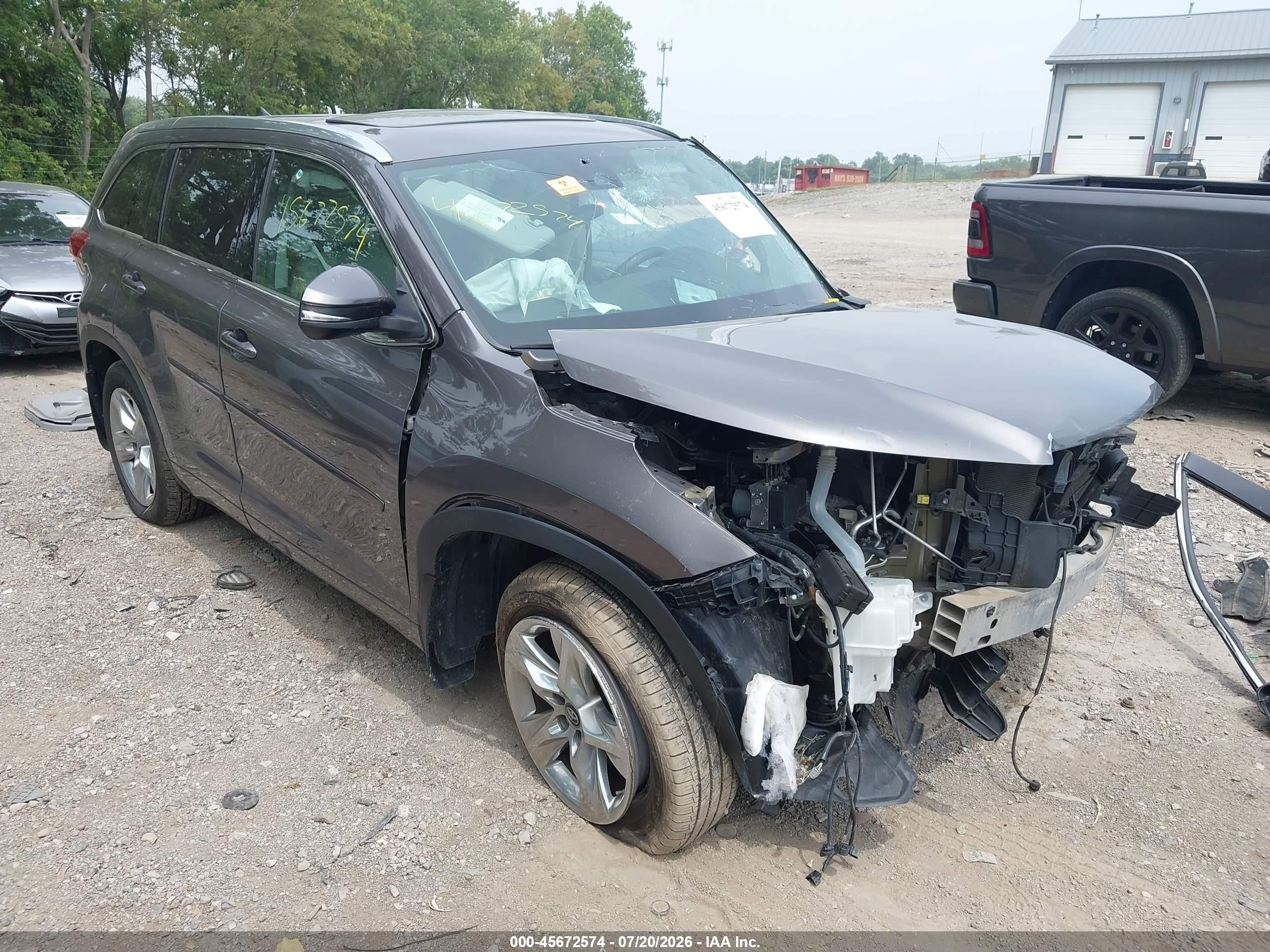 2017 Toyota Highlander Limited Platinum, VIN 5TDDZRFH6HS480367 — Перед