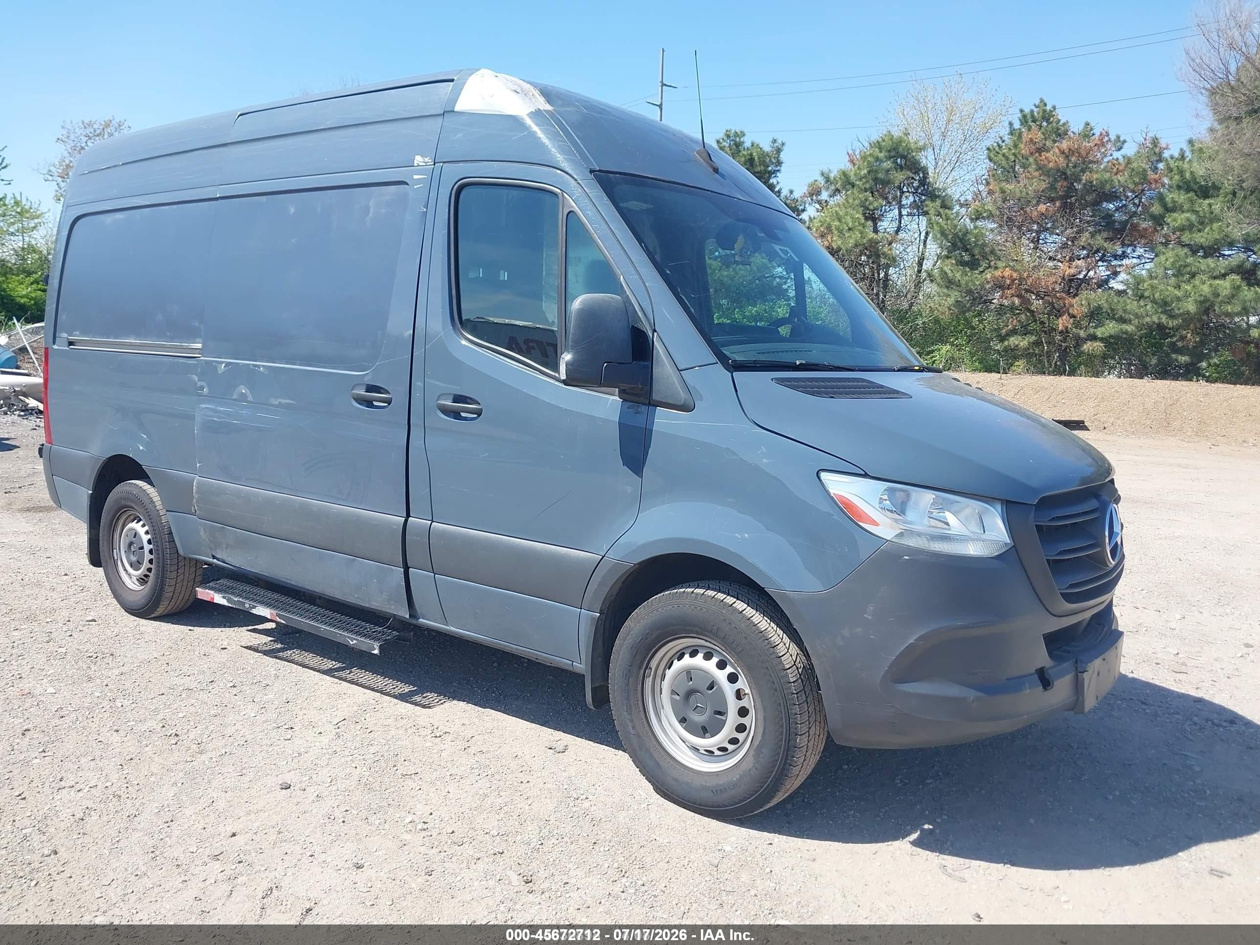 2019 Mercedes-Benz Sprinter Cargo, VIN WD4PF0CD6KP077449 — Бок
