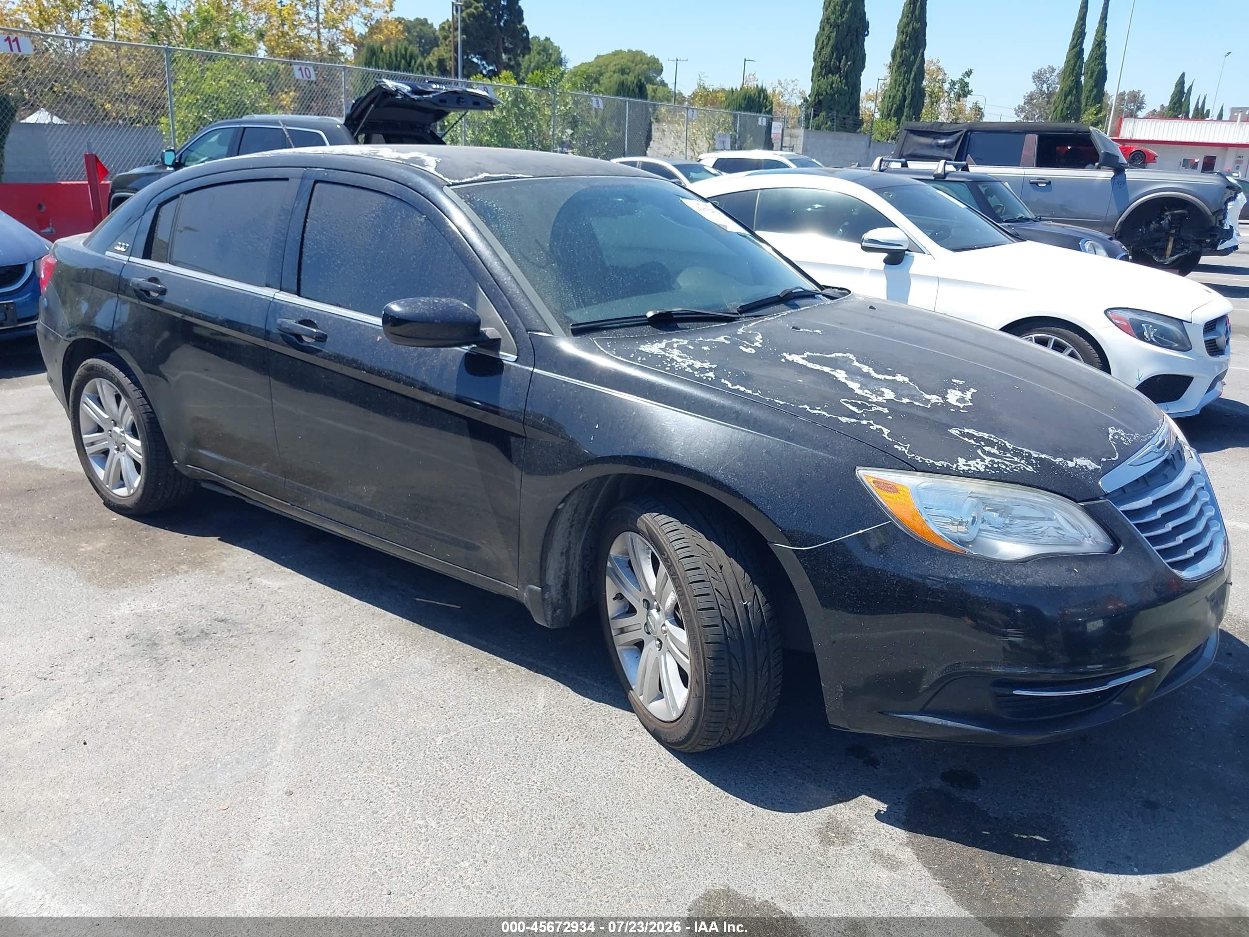 2013 Chrysler 200 LX, VIN 1C3CCBAB2DN640000 — Front end
