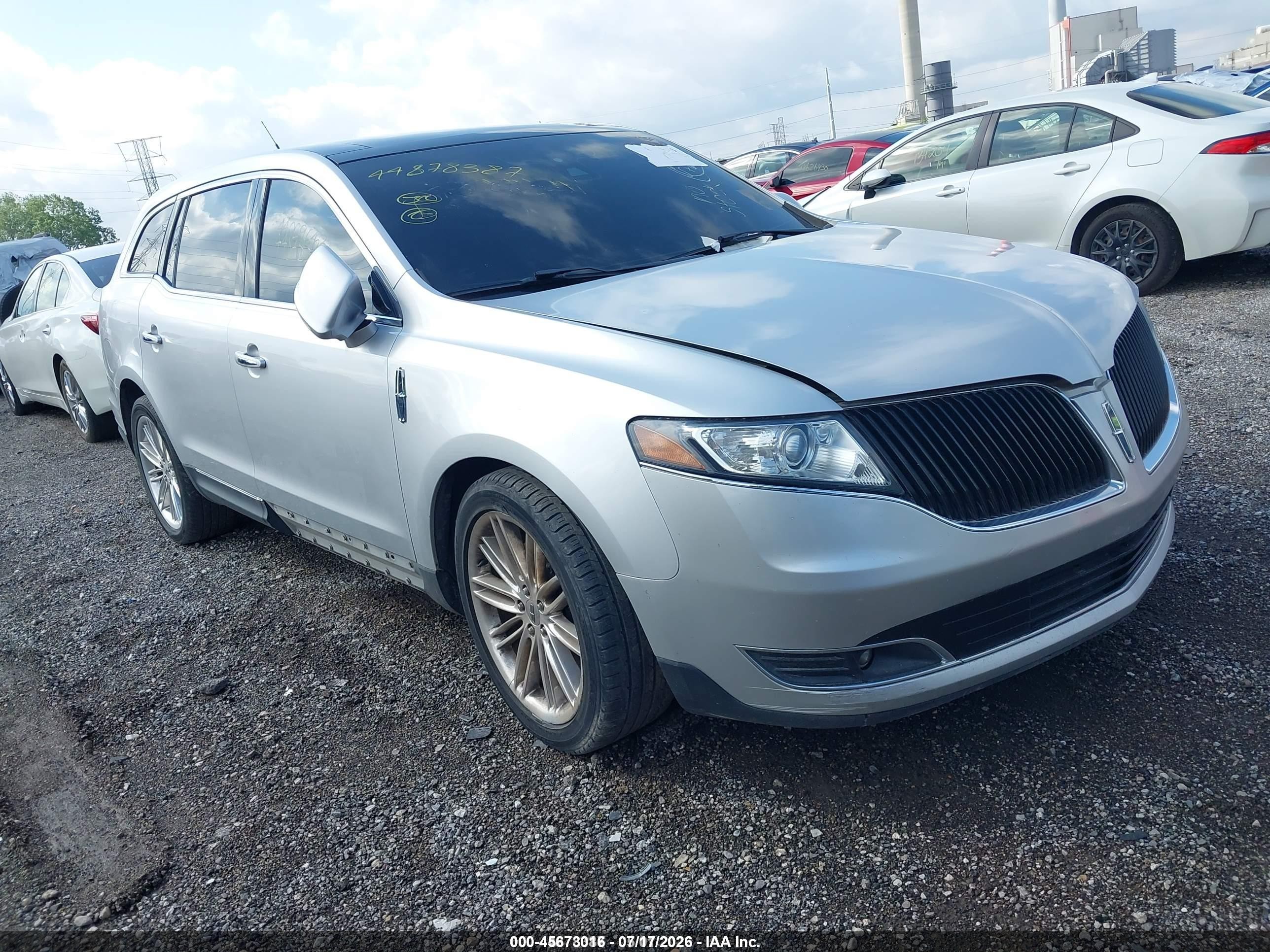 2015 Lincoln MKT EcoBoost, VIN 2LMHJ5AT2FBL03035 — Side