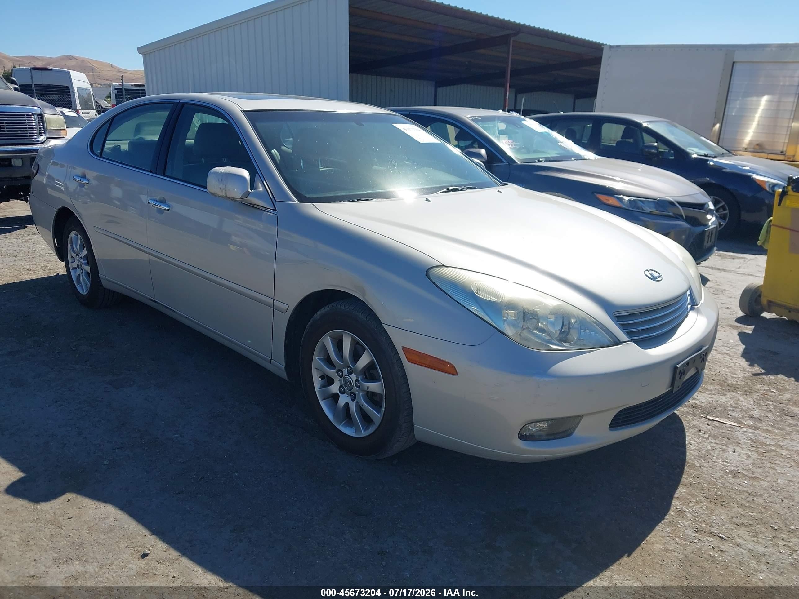 2002 Lexus ES 300, VIN JTHBF30G120081565 — Front end