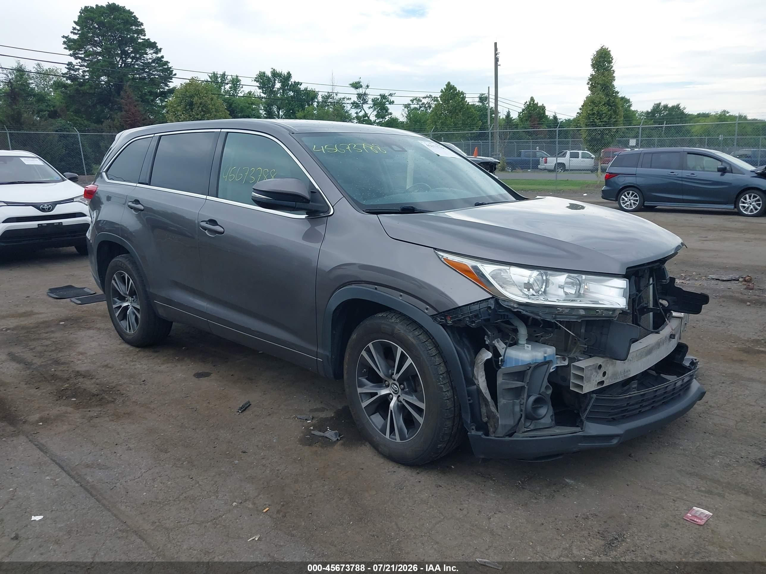 2018 Toyota Highlander LE, VIN 5TDZZRFH2JS245086 — Front end