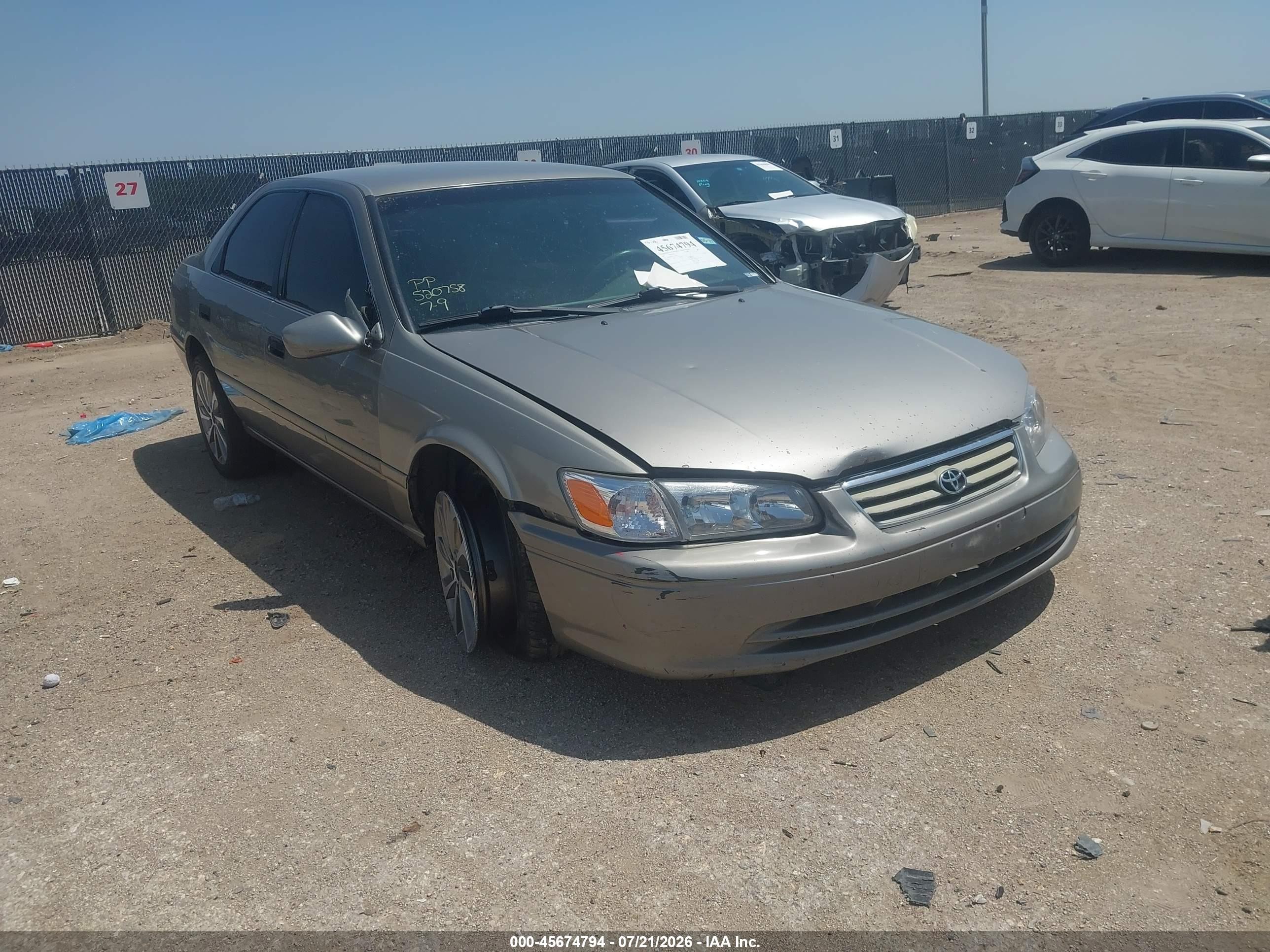 2000 Toyota Camry LE, VIN 4T1BF22K2YU100991 — Side