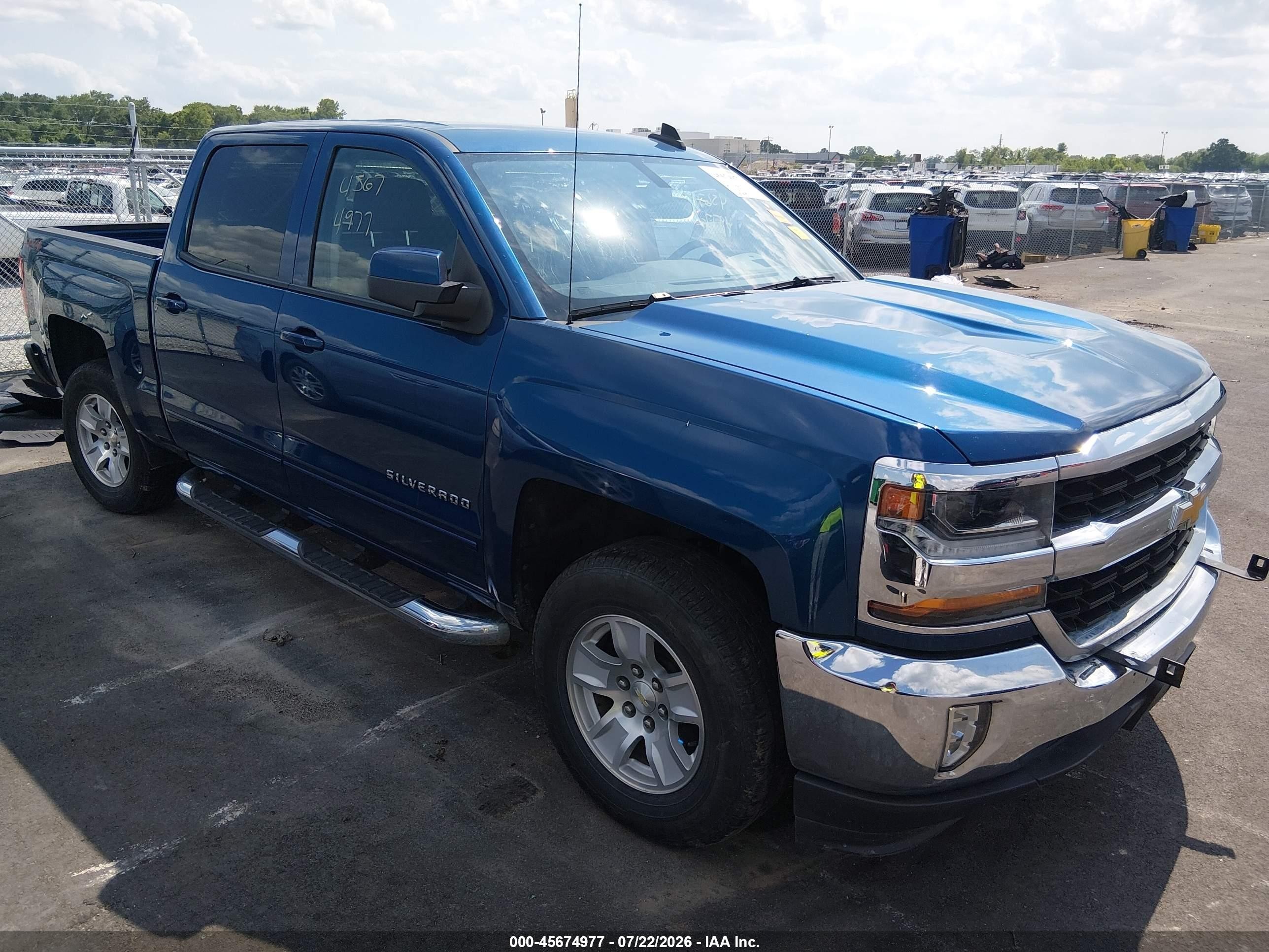 2018 Chevrolet Silverado 1500 LT, VIN 3GCUKREC1JG123421 — Side