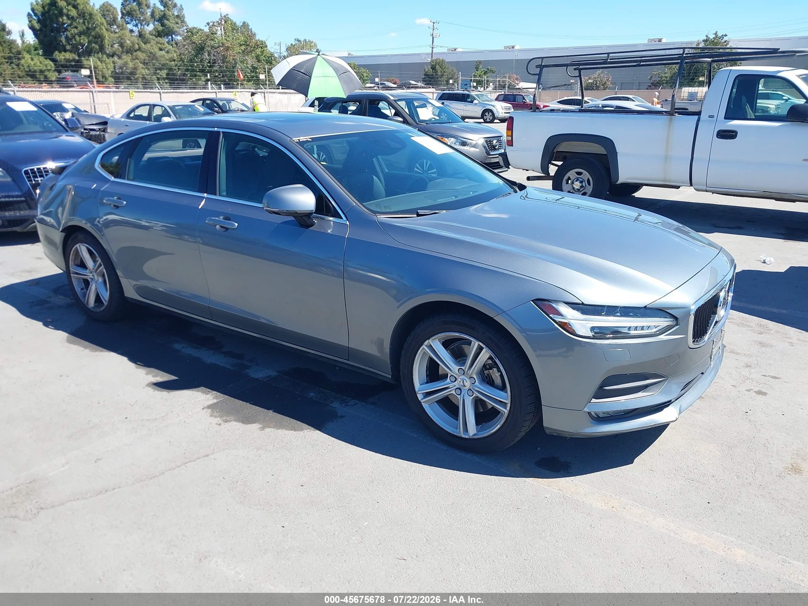 2018 Volvo S90 Momentum, VIN LVY982MK3JP025063 — Зад