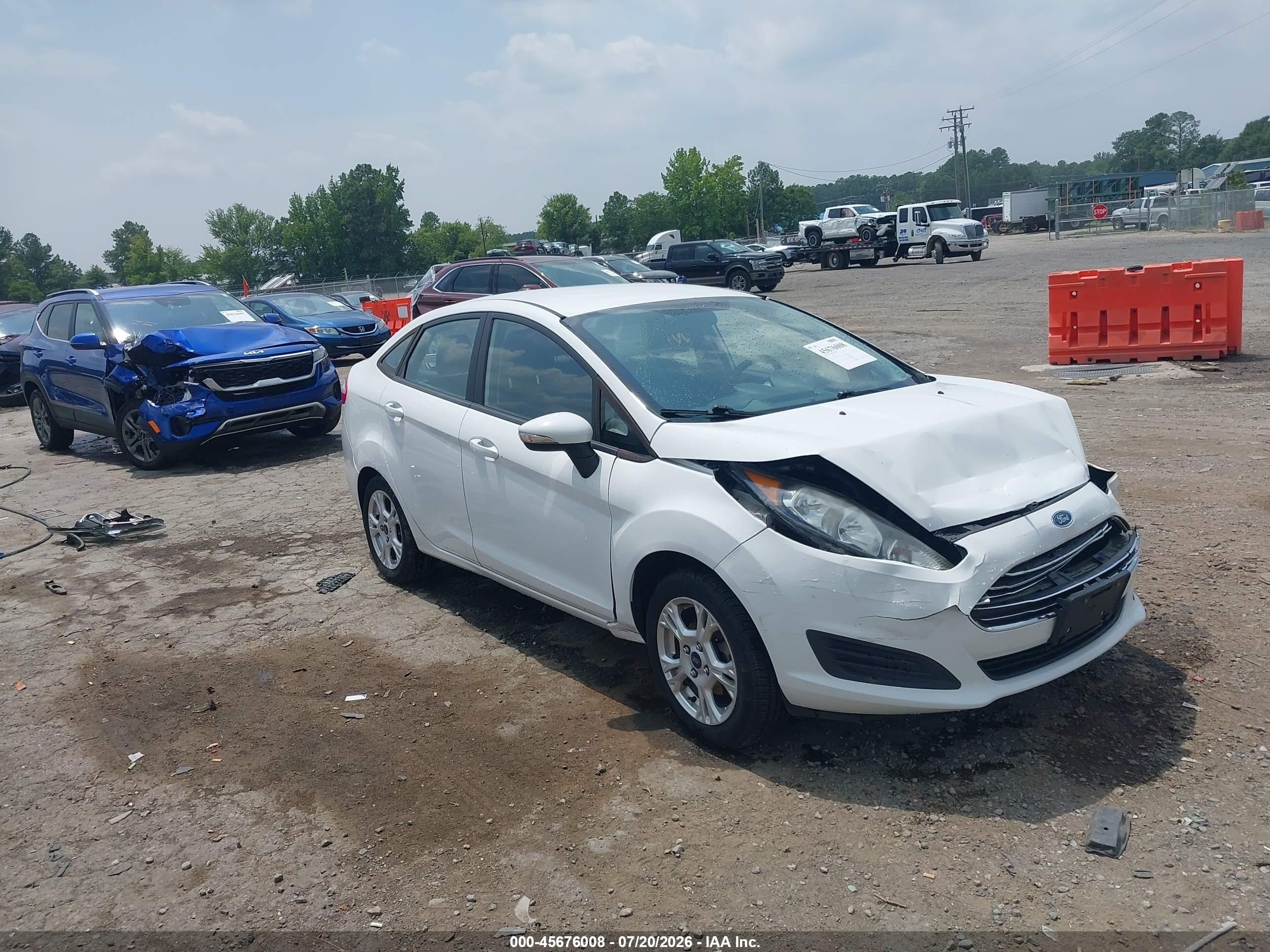 2015 Ford Fiesta SE, VIN 3FADP4BJ6FM191526 — Front end