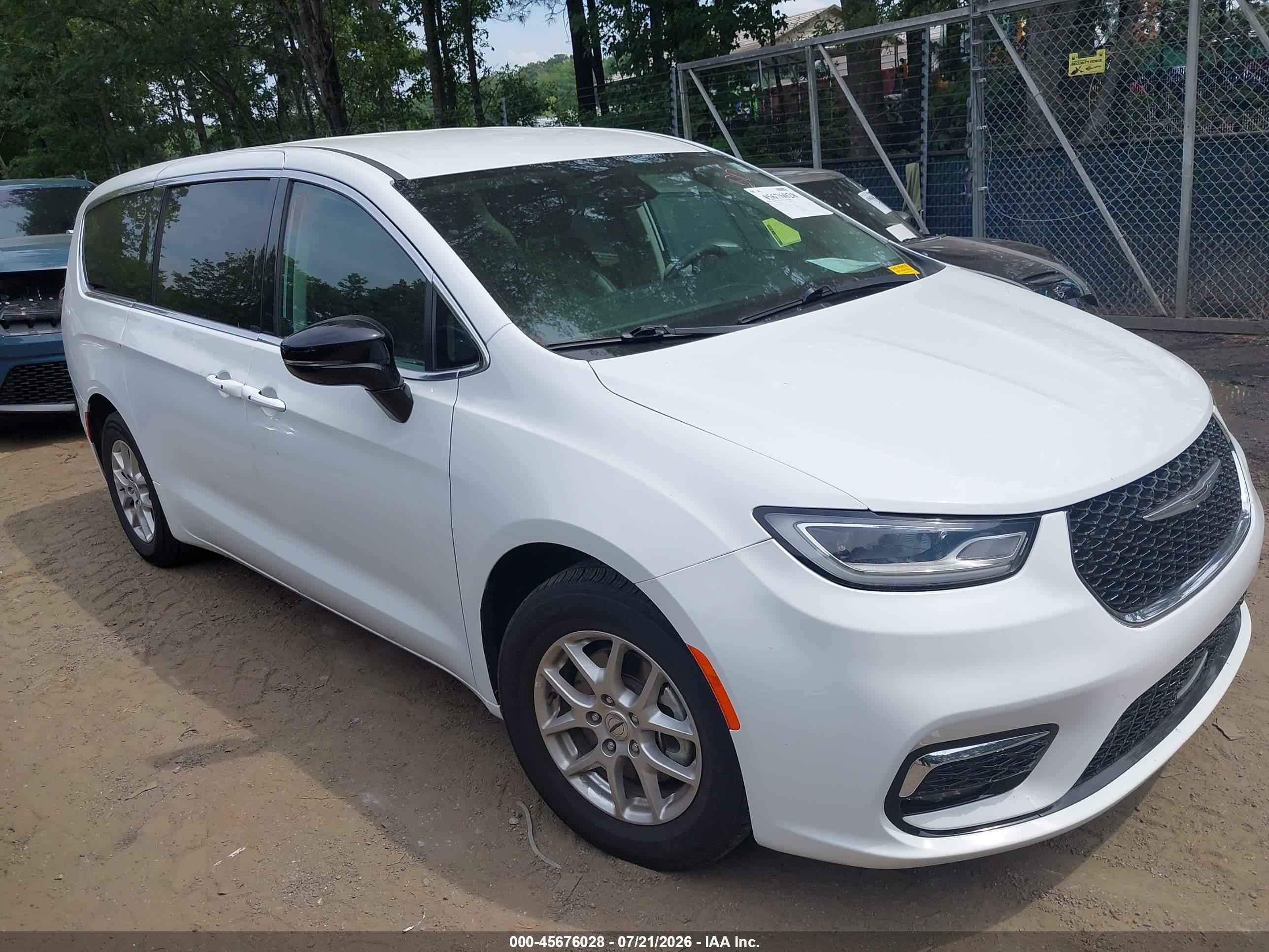 2024 Chrysler Pacifica Touring L, VIN 2C4RC1BG9RR106237 — Front end
