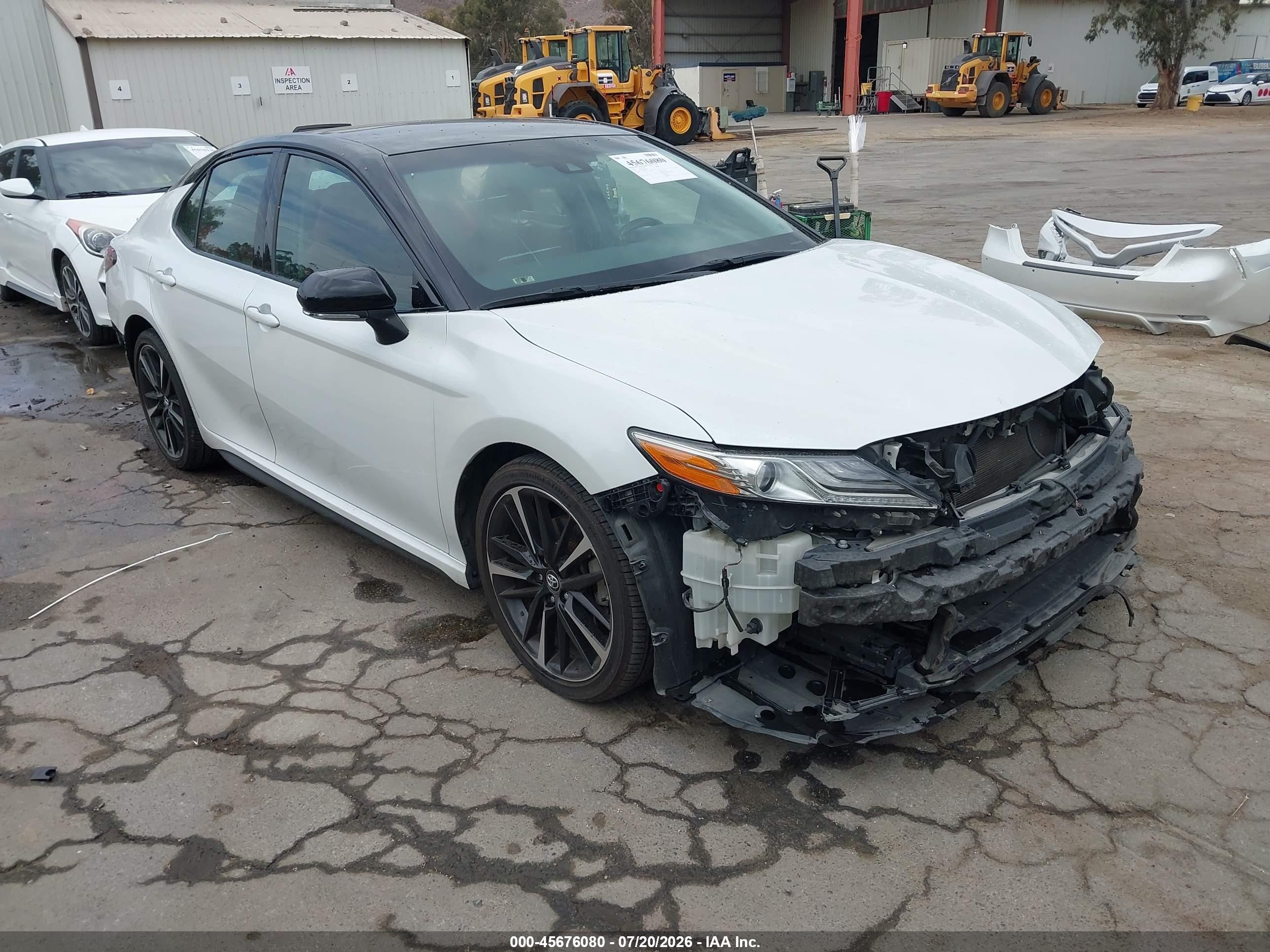 2018 Toyota Camry XSE, VIN 4T1B61HK9JU103359 — Бок