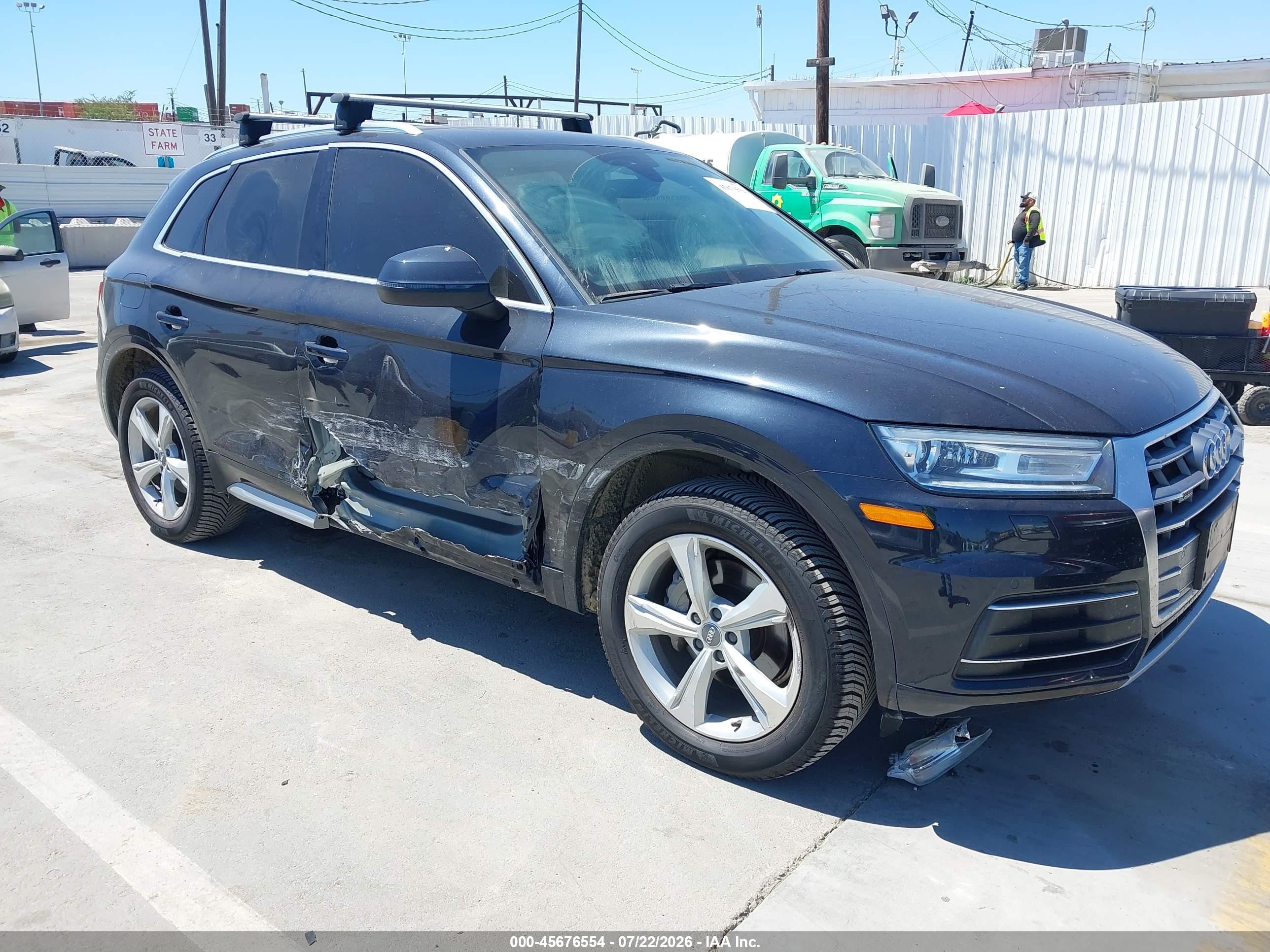 2020 Audi Q5 Premium, VIN WA1ANAFY7L2063835 — Бок