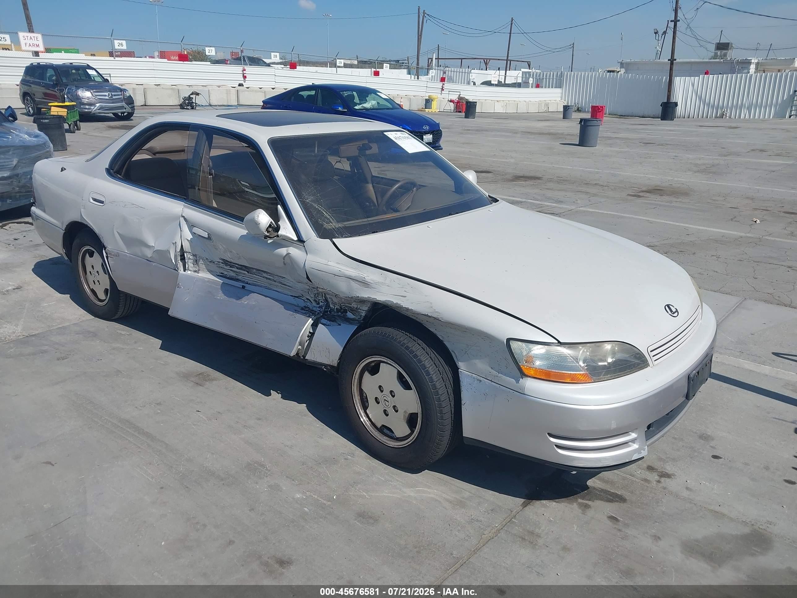 1996 Lexus ES 300, VIN JT8BF12G0T0170708 — Side