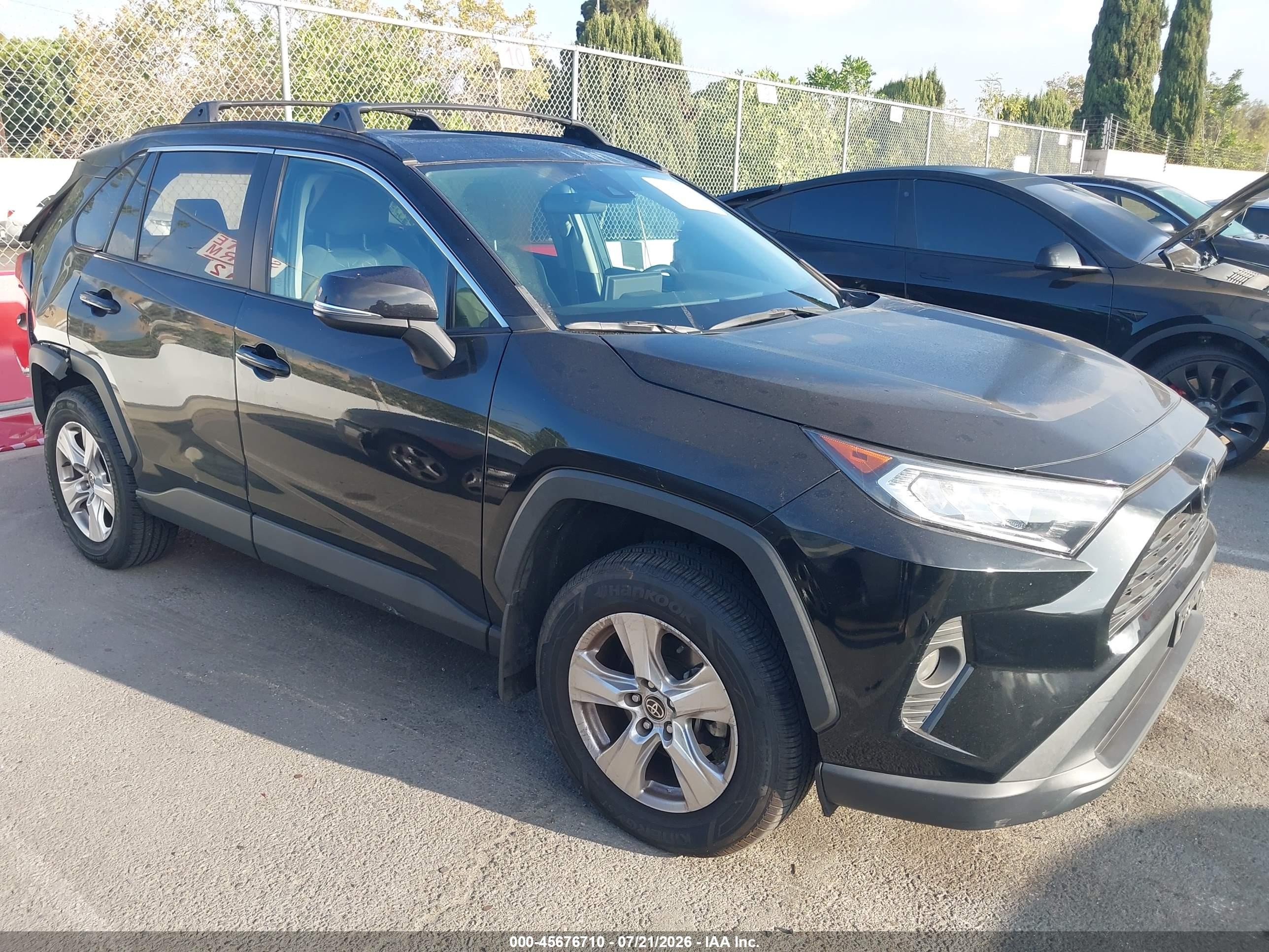 2021 Toyota RAV4 XLE, VIN 2T3W1RFVXMC147105 — Rear end
