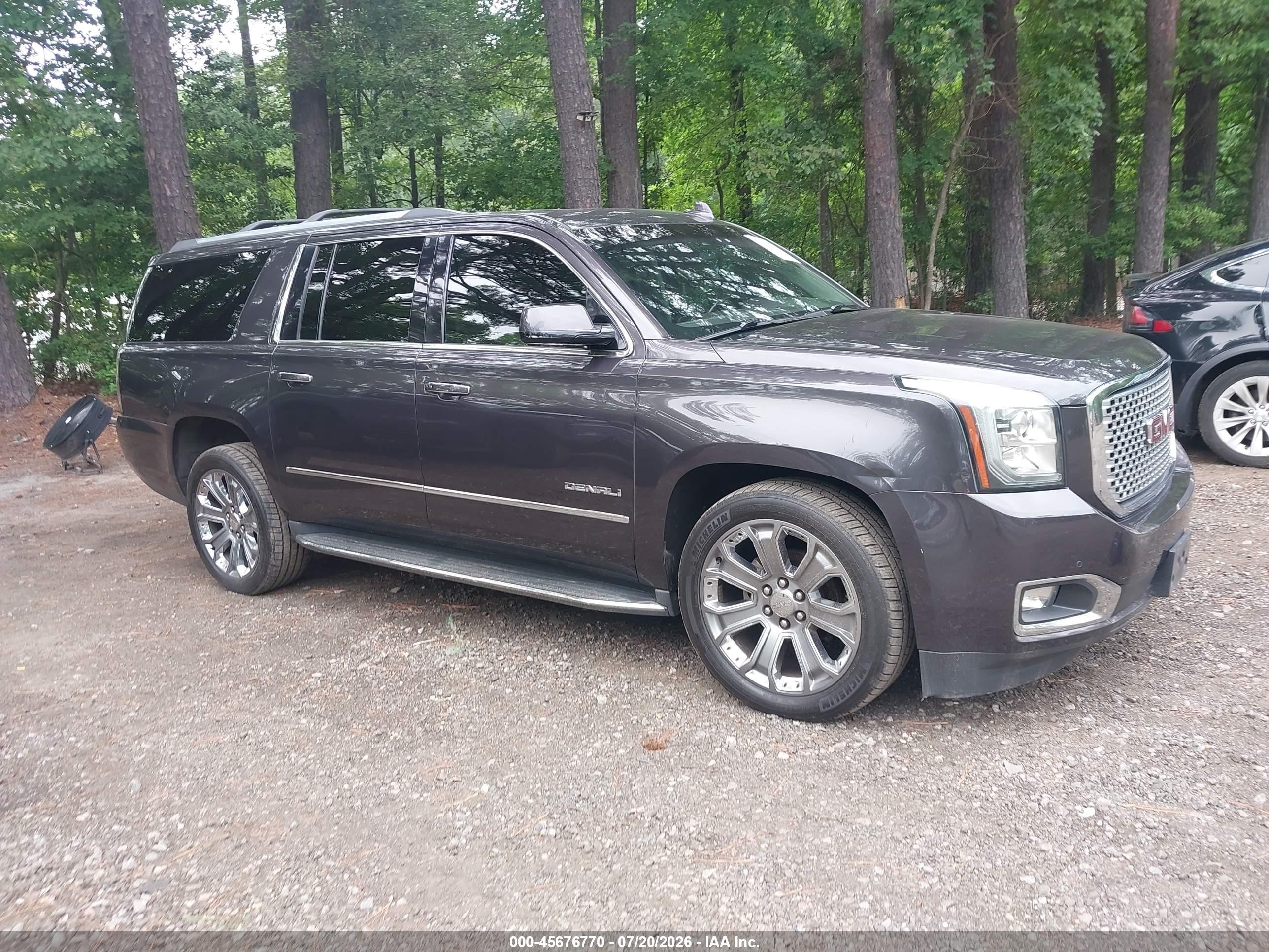 2016 GMC Yukon XL Denali, VIN 1GKS2HKJ3GR352152 — Normal wear