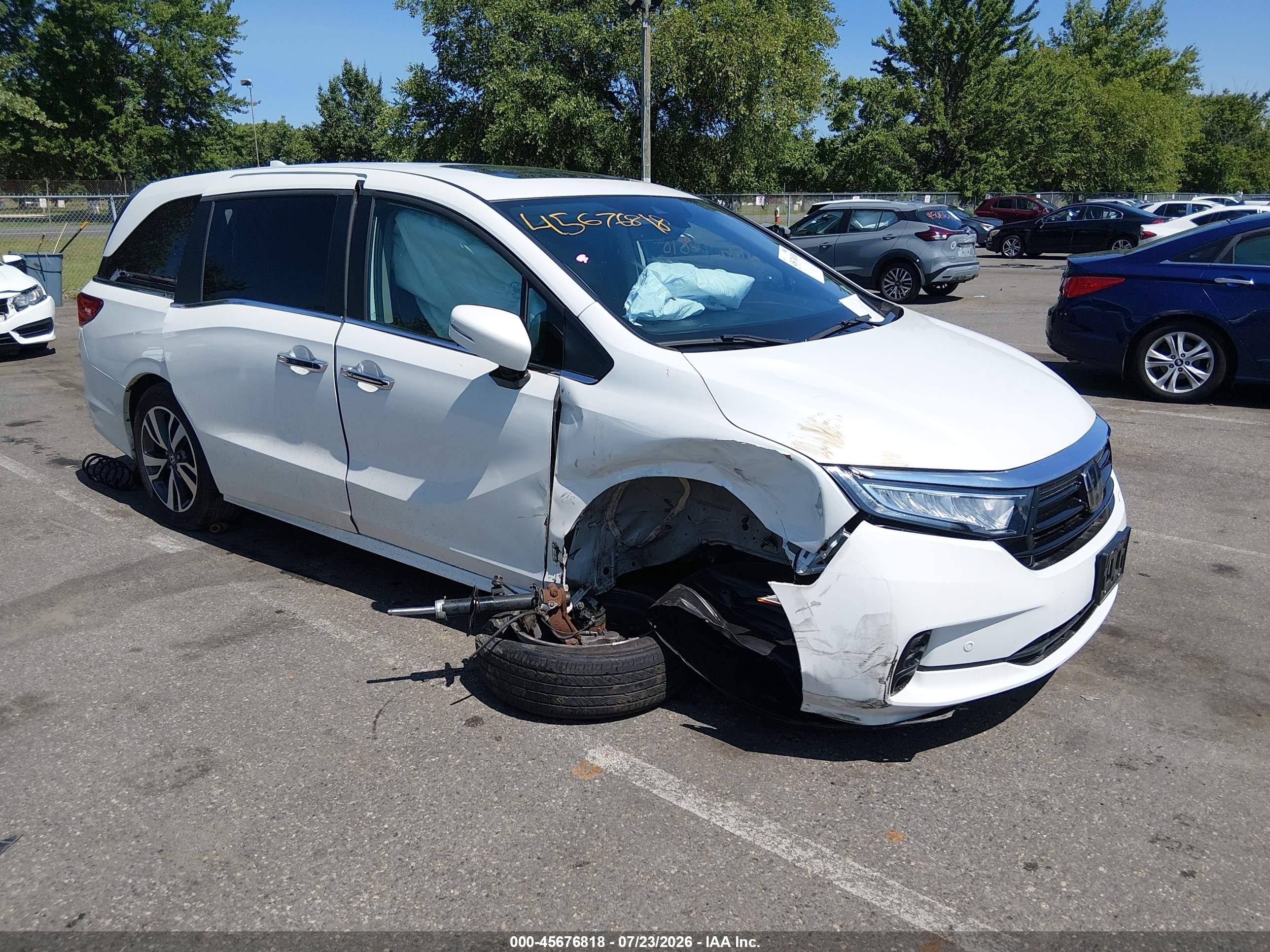 2023 Honda Odyssey Touring, VIN 5FNRL6H85PB004701 — Front end