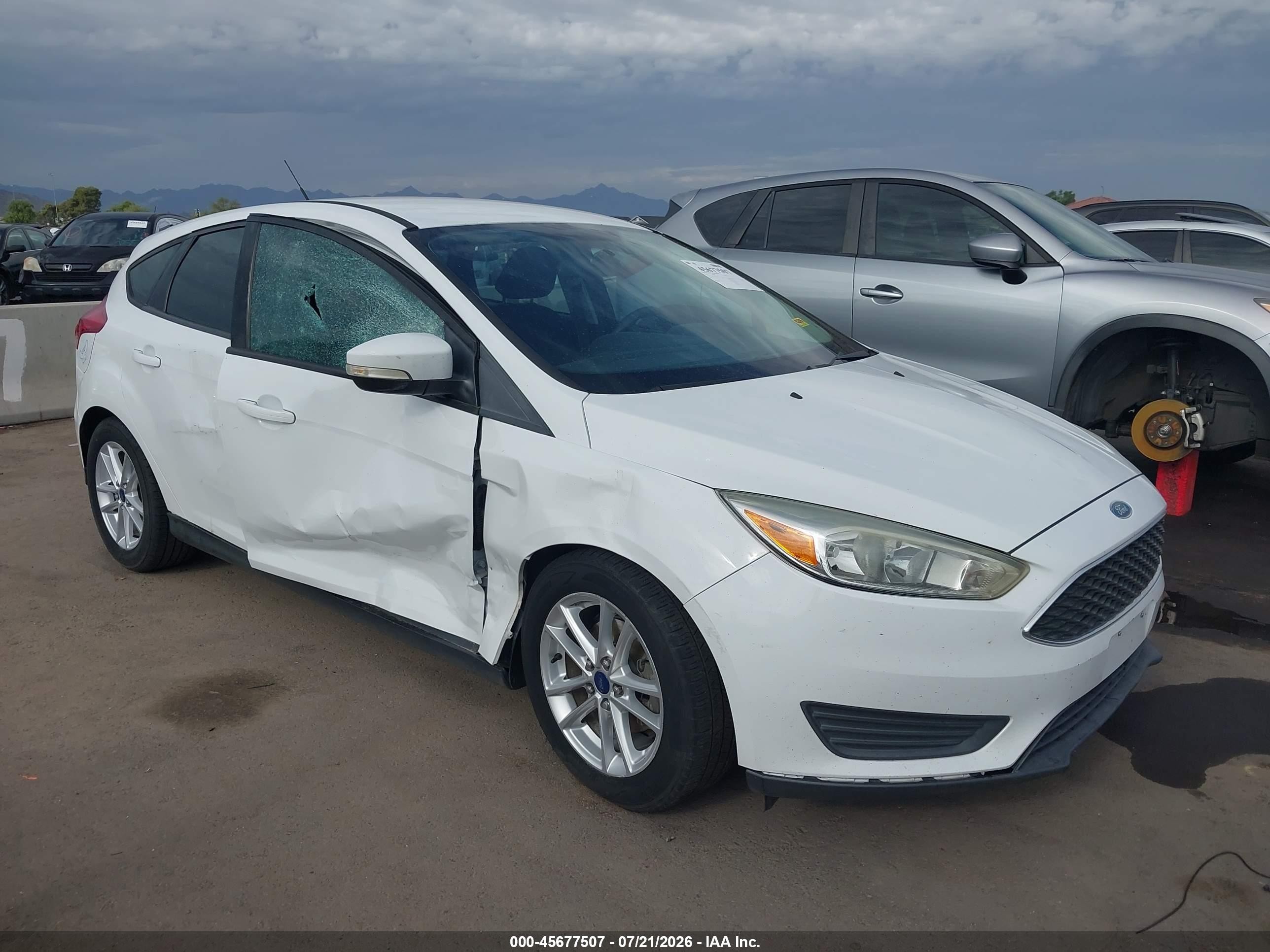 2015 Ford Focus SE, VIN 1FADP3K26FL316111 — Side