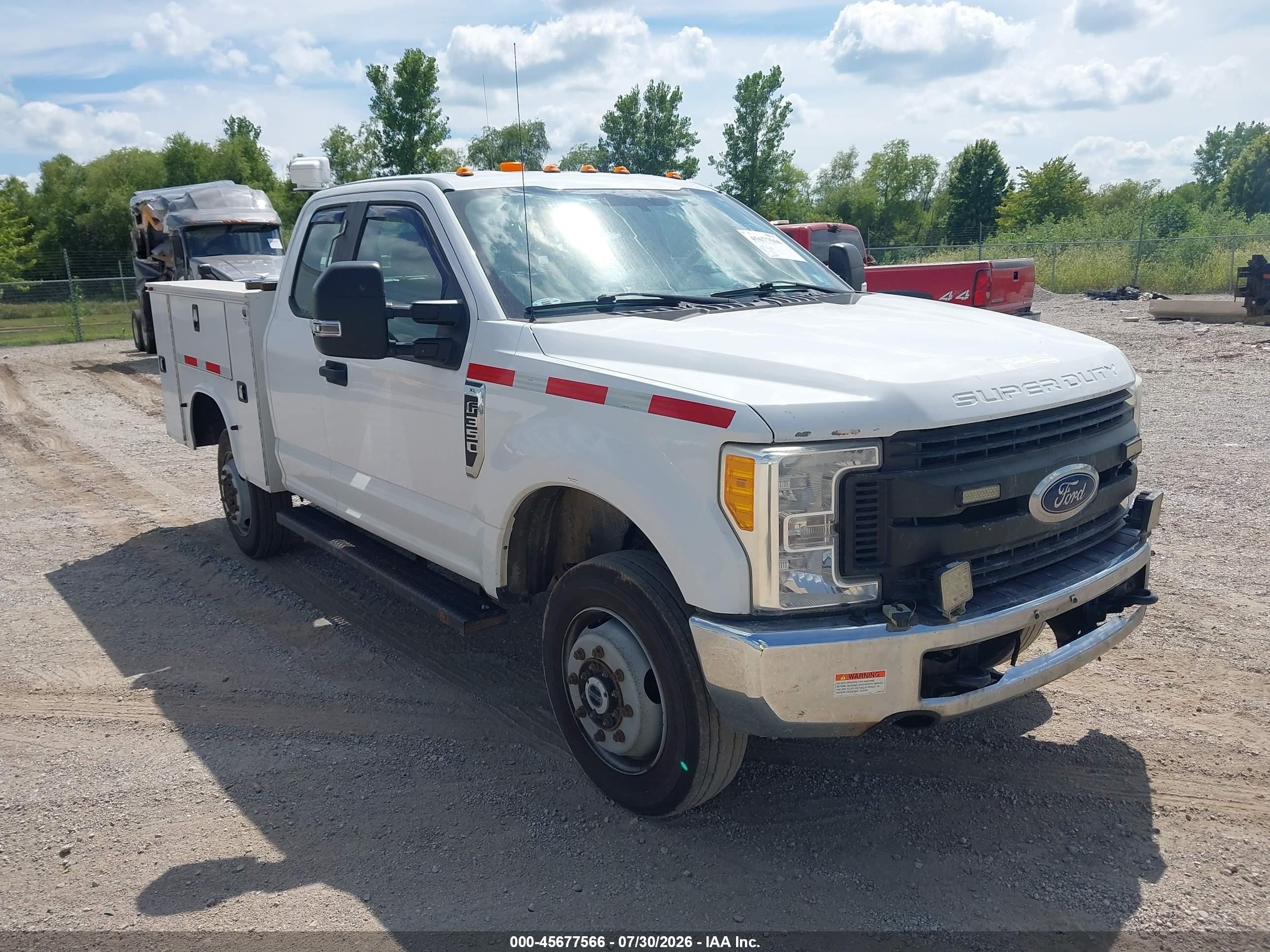 2017 Ford F-350 XL, VIN 1FT7X3B6XHEE05018 — Front end