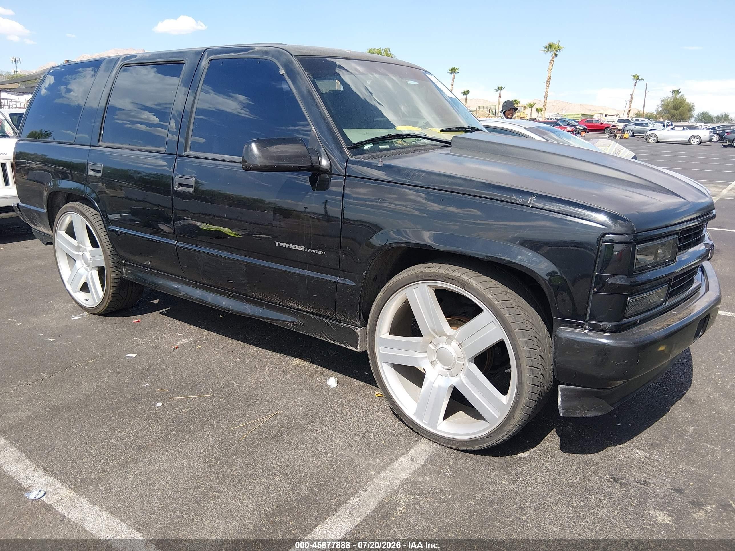 2000 Chevrolet Tahoe Limited, VIN 1GNEC13R7YR127209 — Normal wear