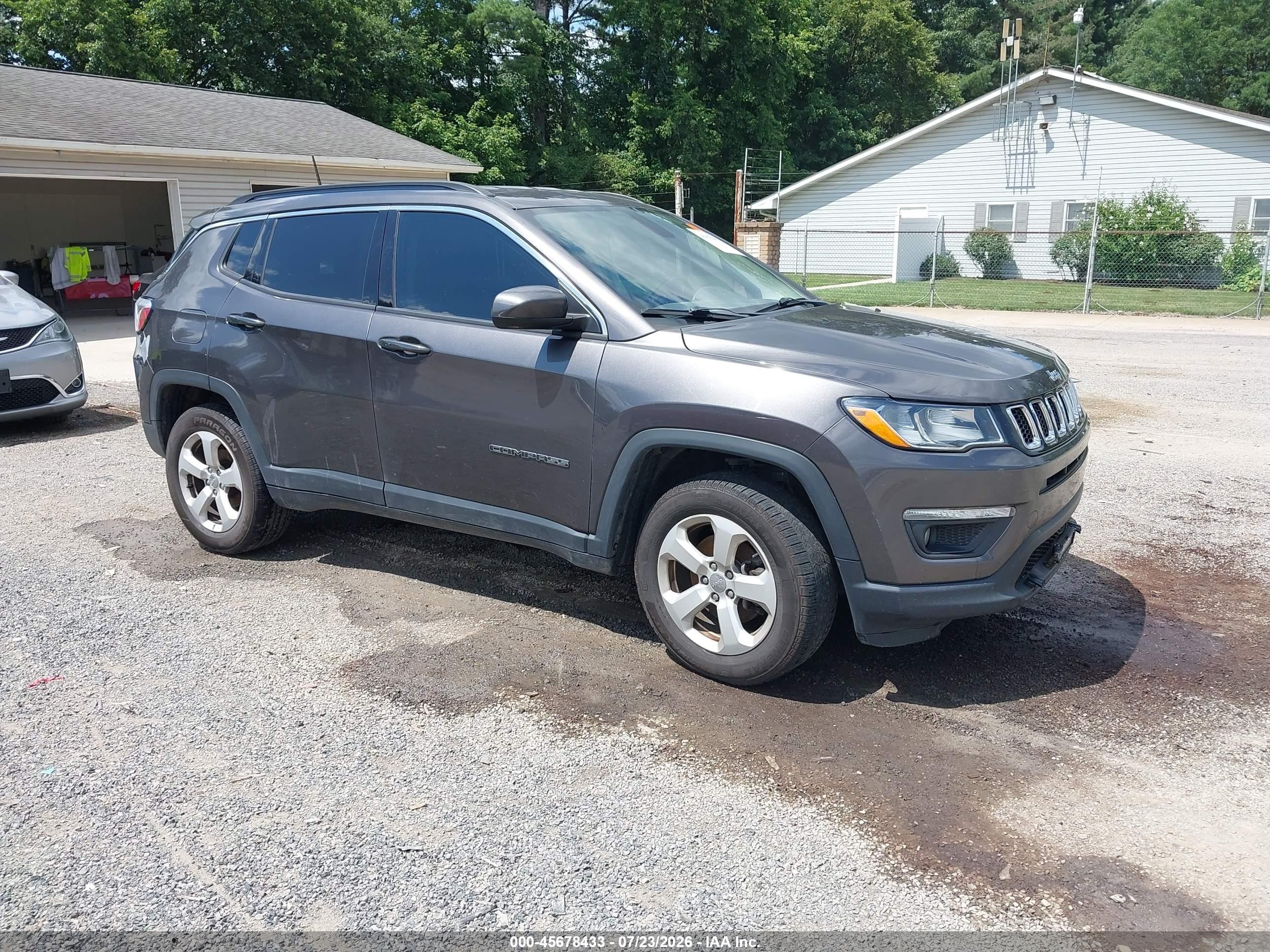 2018 Jeep Compass Latitude, VIN 3C4NJDBB7JT400618 — Side