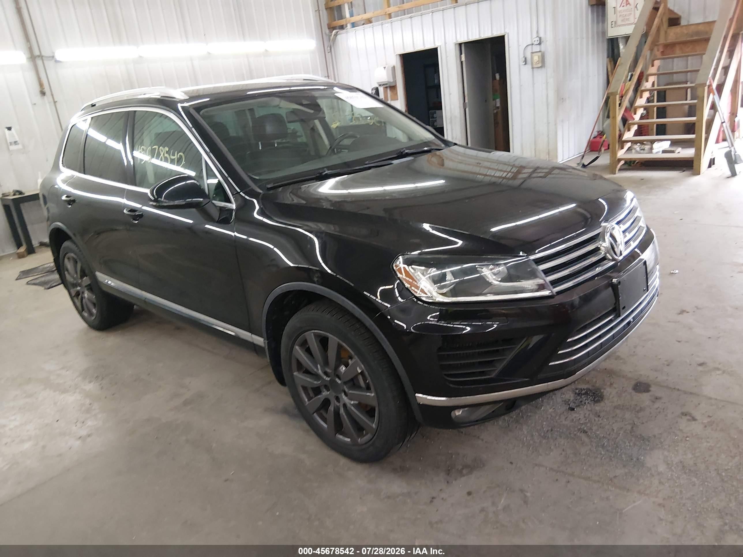 2016 Volkswagen Touareg Sport, VIN WVGEP9BP2GD003304 — Normal wear