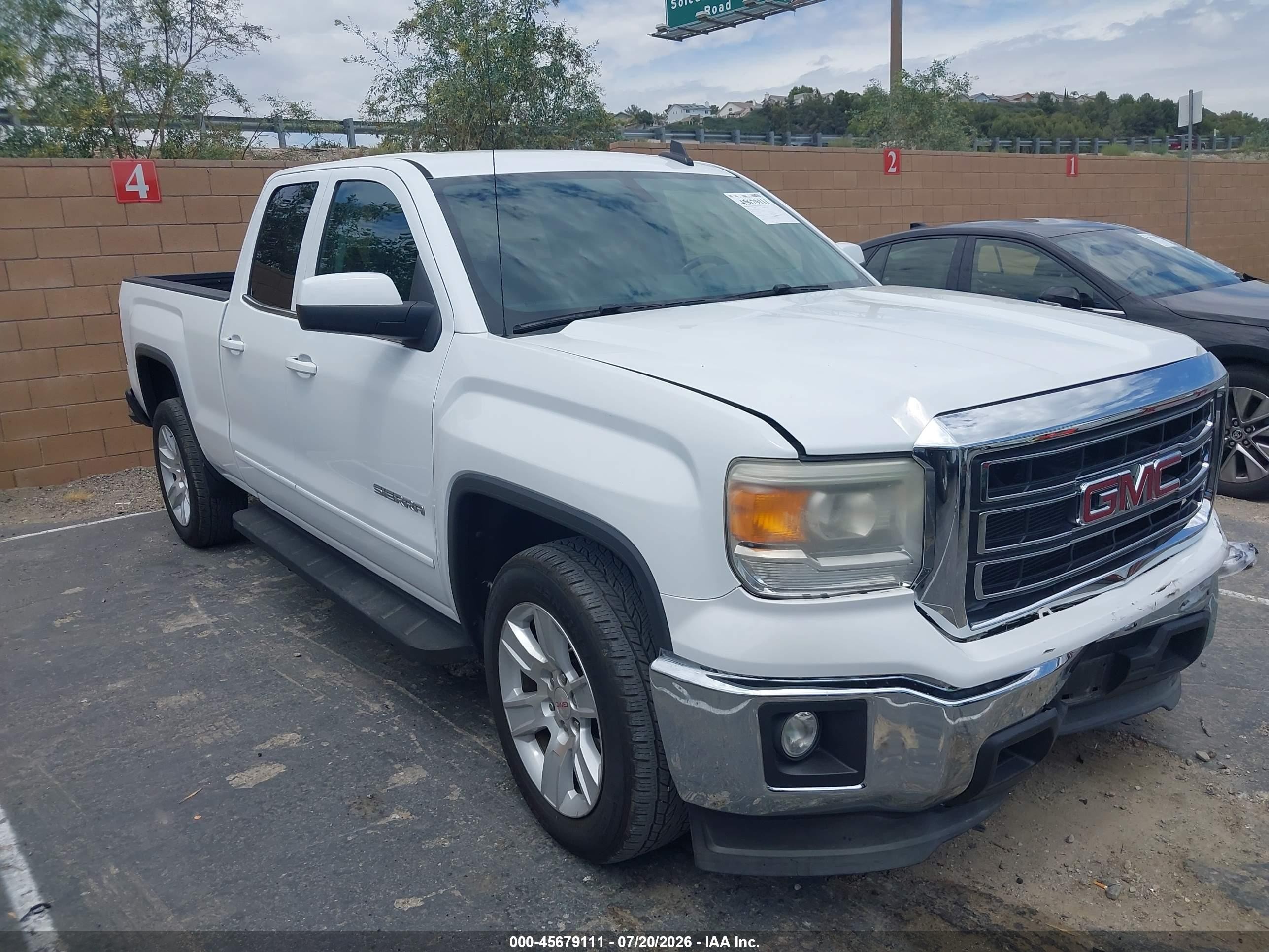 2015 GMC Sierra 1500 SLE, VIN 1GTR1UEC2FZ163123 — Front end