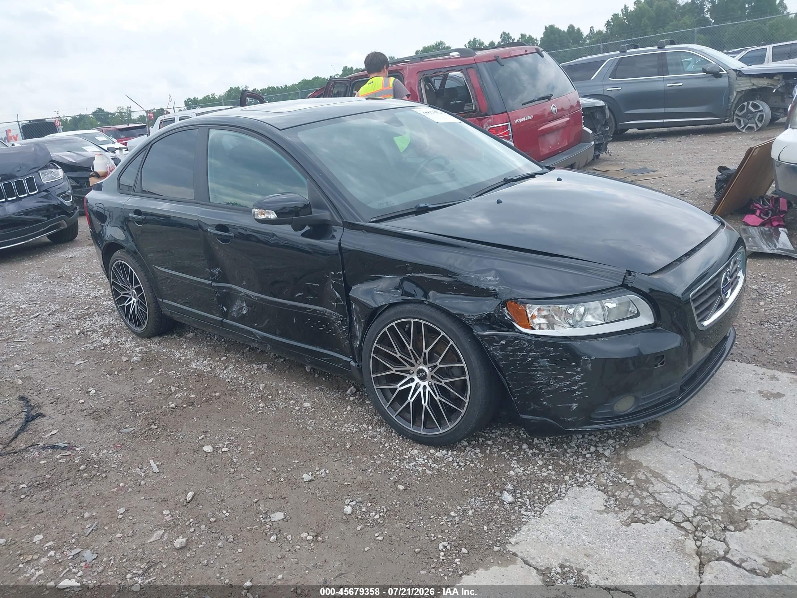 2011 Volvo S40, VIN YV1672MS4B2536352 — Side