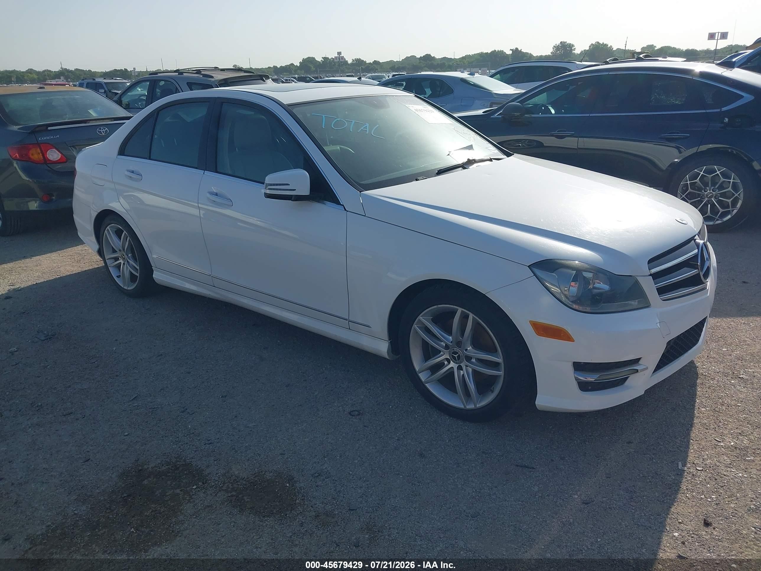 2014 Mercedes-Benz C 250 Sport, VIN WDDGF4HB8ER302350 — Вода / потоп