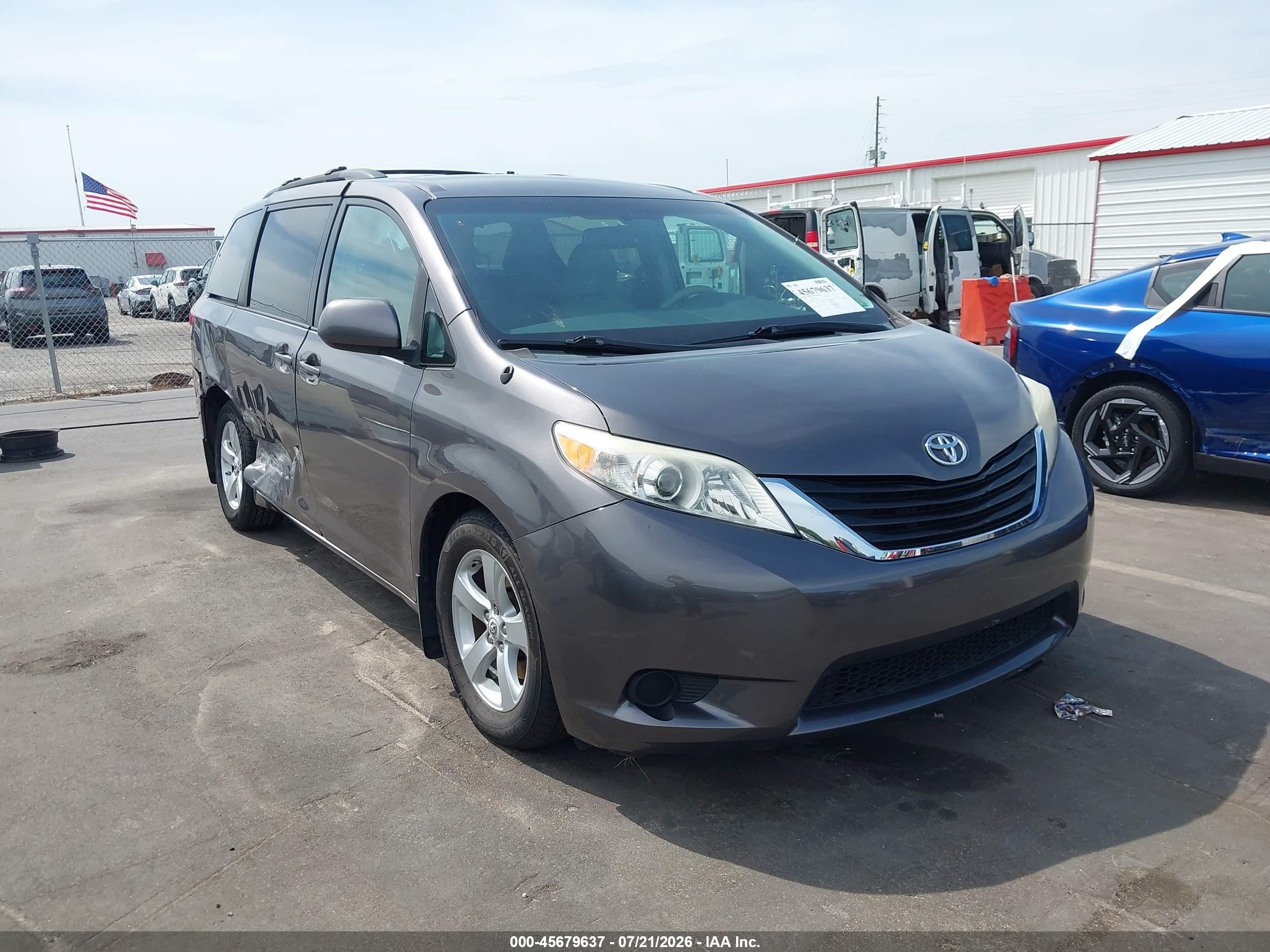 2012 Toyota Sienna LE, VIN 5TDKK3DC8CS218293 — Side