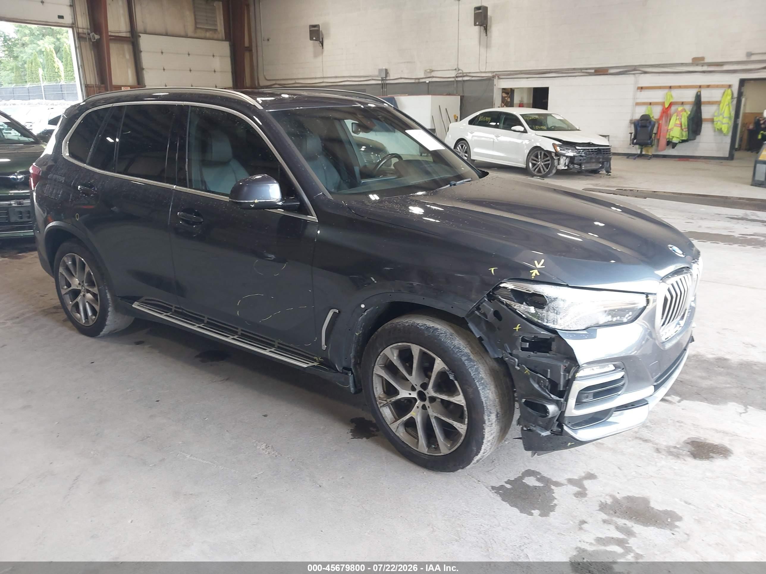 2021 BMW X5 xDrive40i, VIN 5UXCR6C06M9G00395 — Перед
