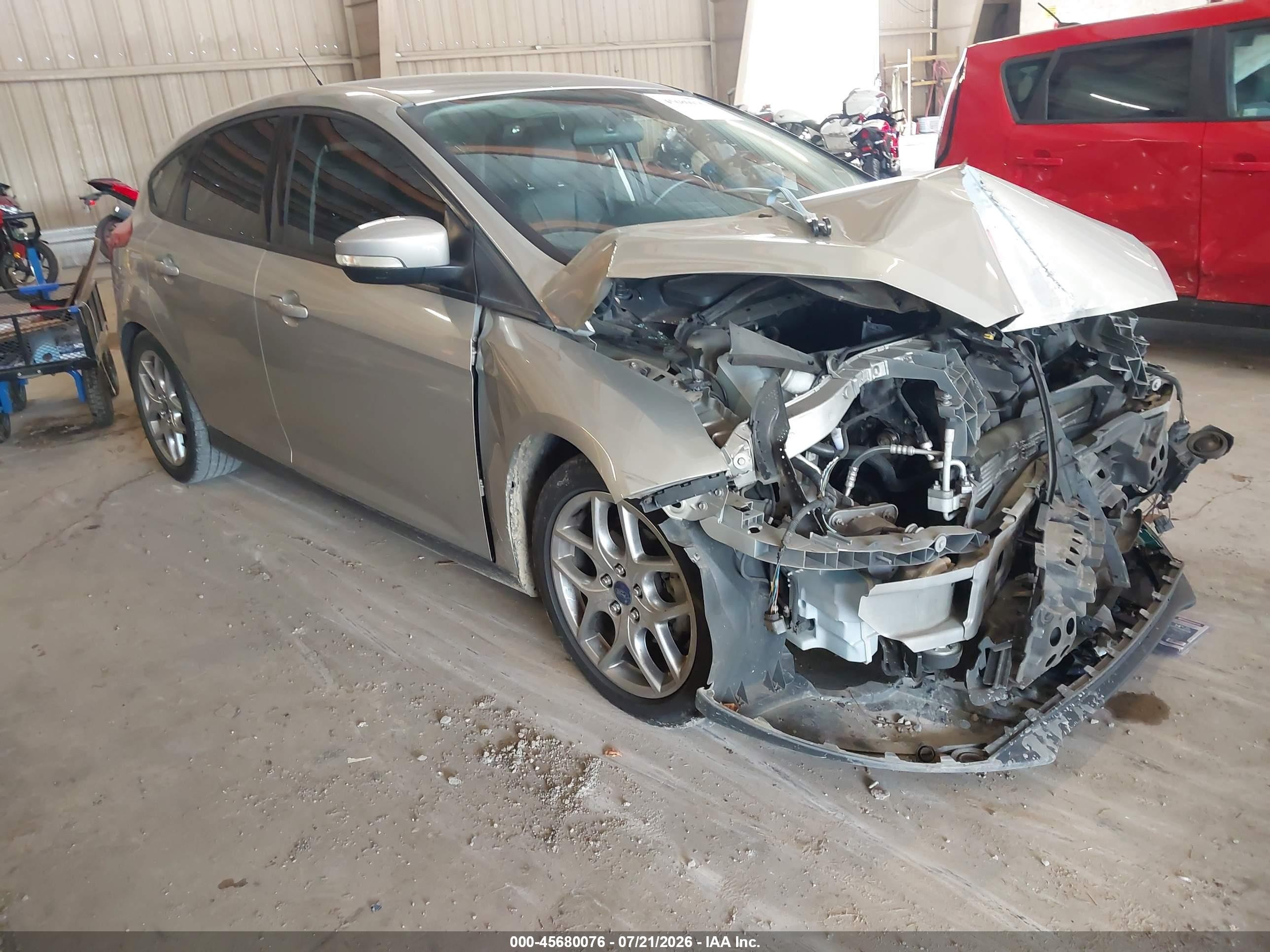 2015 Ford Focus SE, VIN 1FADP3K23FL386620 — Front end