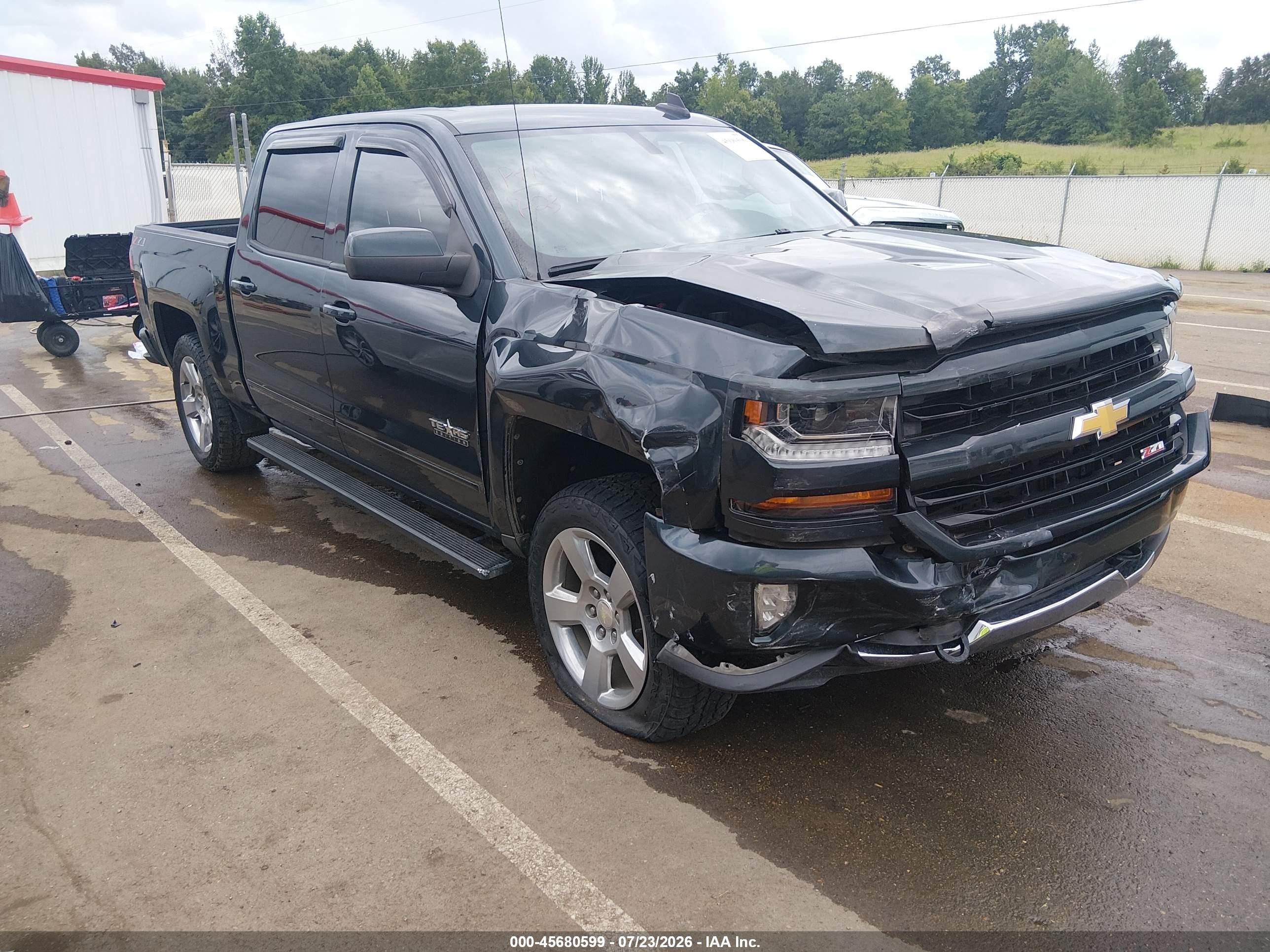 2018 Chevrolet Silverado 1500 LT, VIN 3GCUKREC8JG482555 — Front end