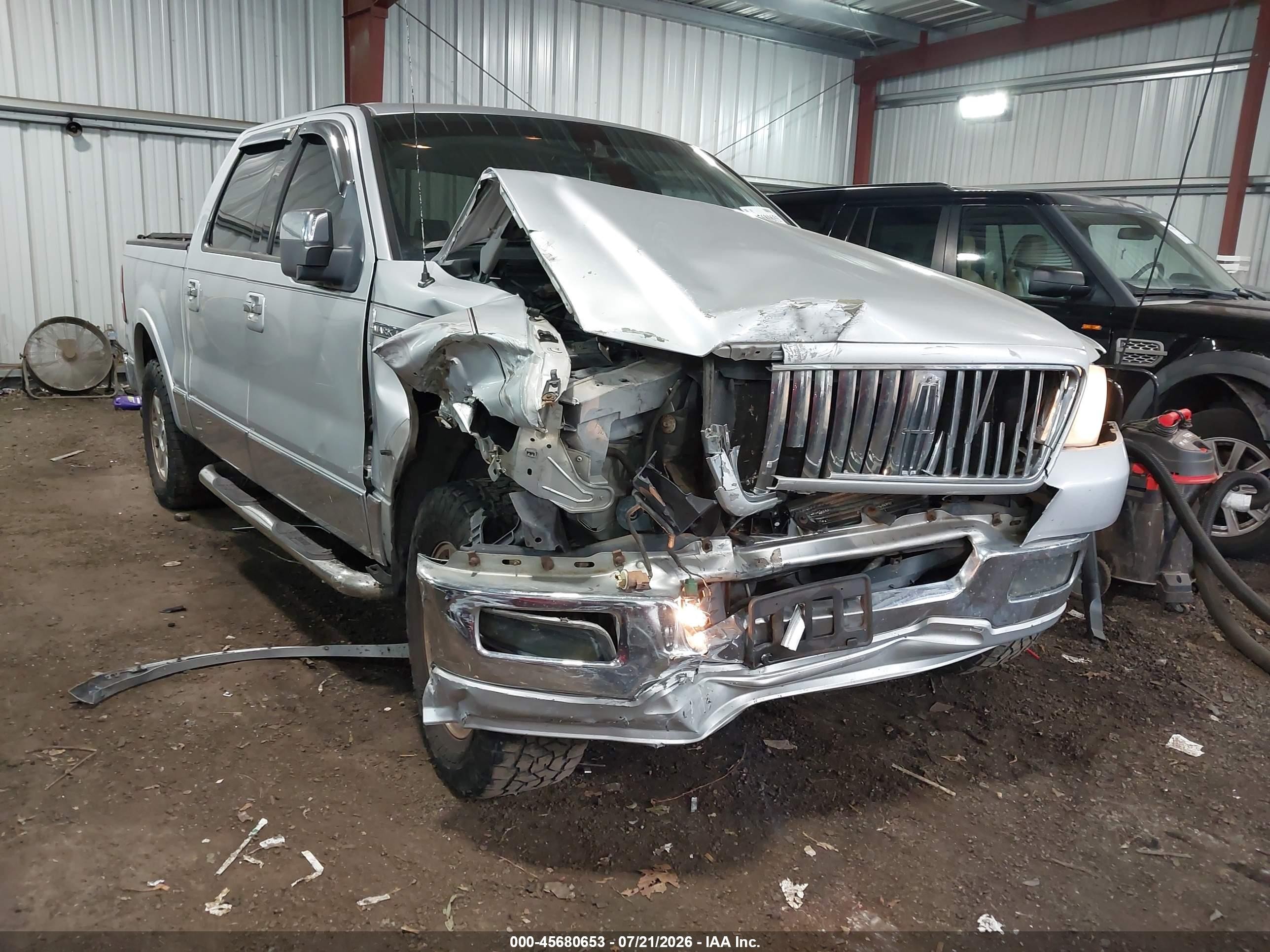 2006 Lincoln Mark LT, VIN 5LTPW185X6FJ02864 — Front end