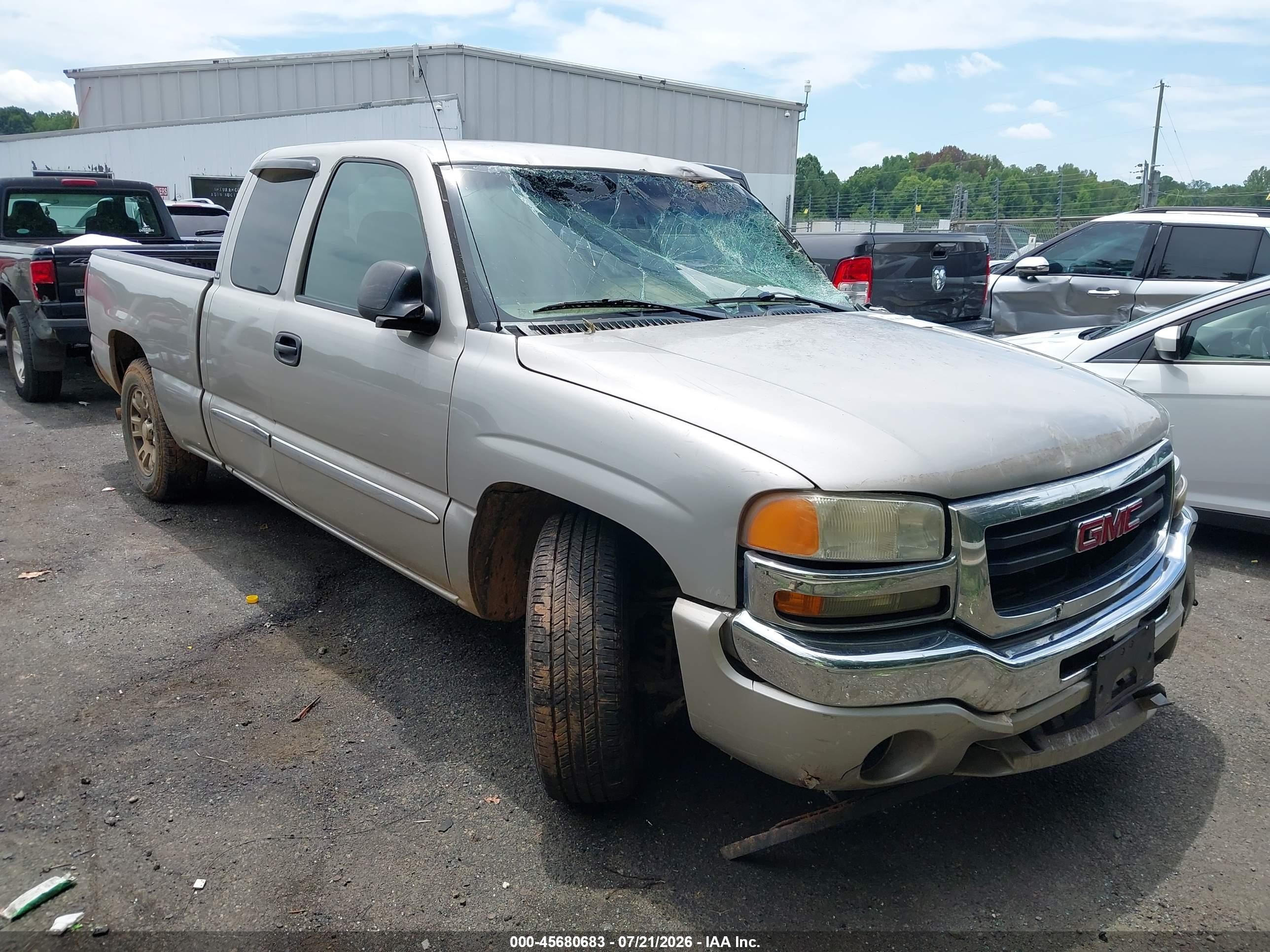 2005 GMC Sierra 1500 SLE, VIN 2GTEC19T751282777 — Front end