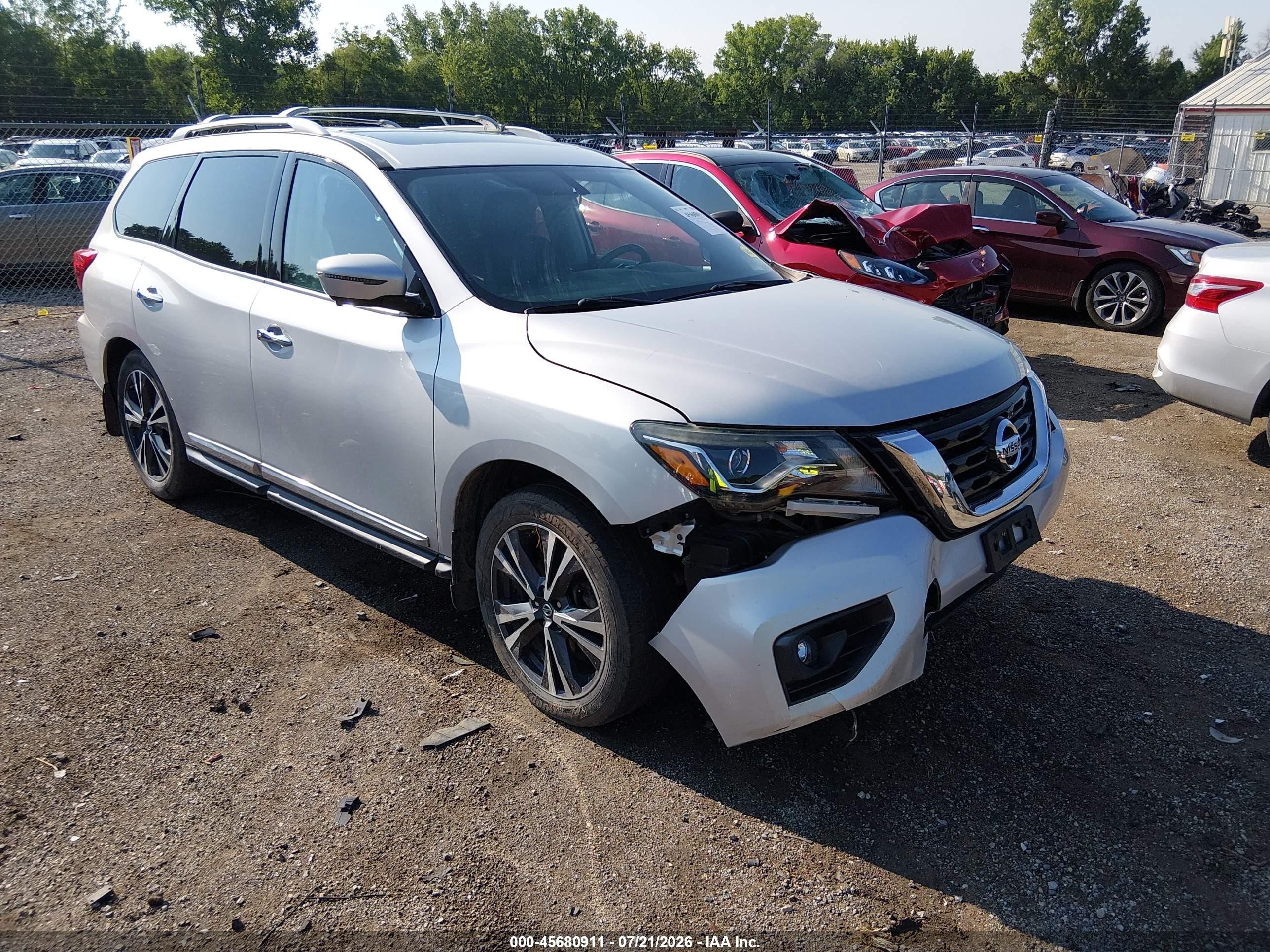 2017 Nissan Pathfinder SV, VIN 5N1DR2MMXHC631635 — Front end