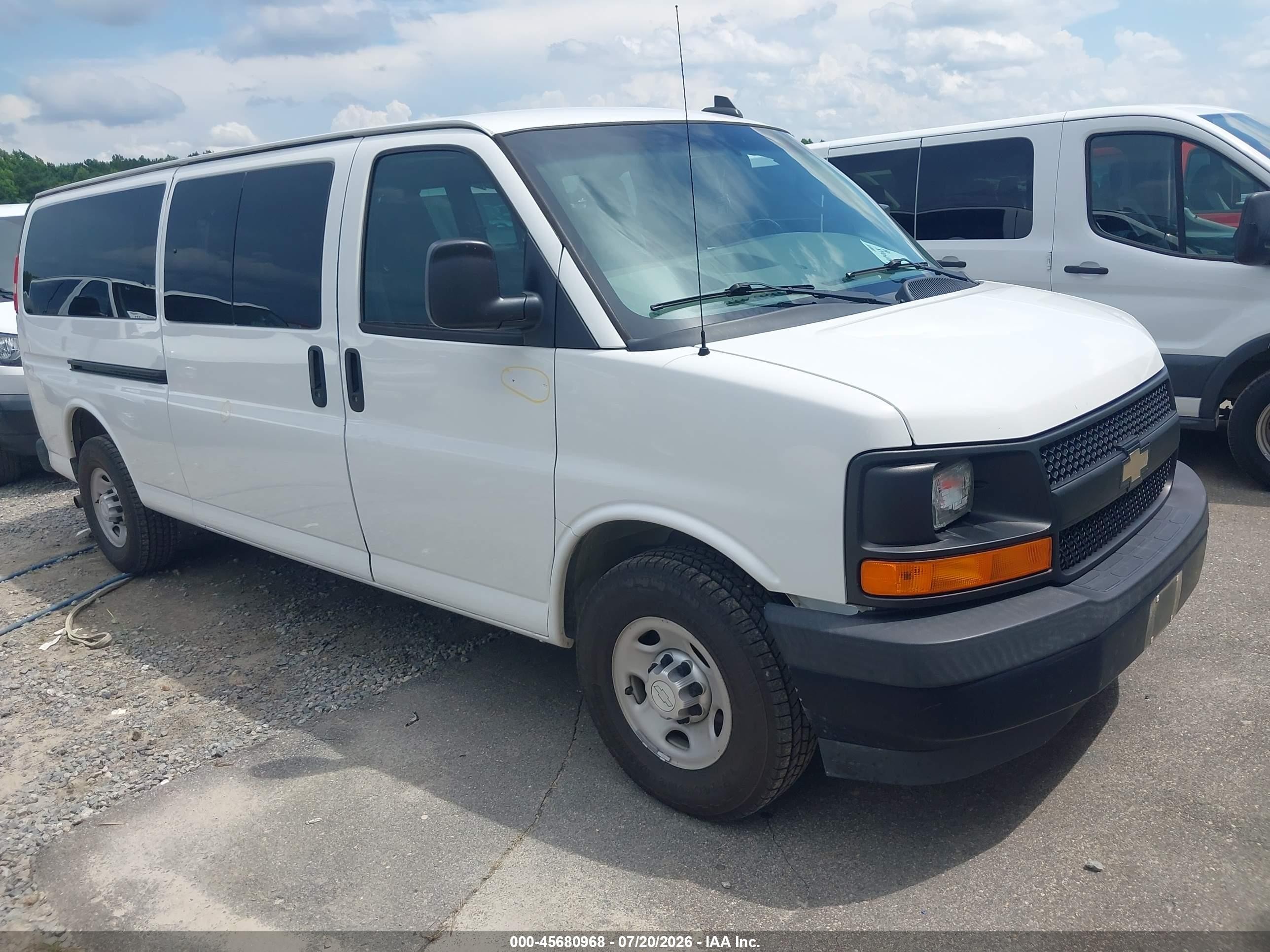 2017 Chevrolet Express Passenger LS, VIN 1GAZGNFG7H1294676 — Normal wear