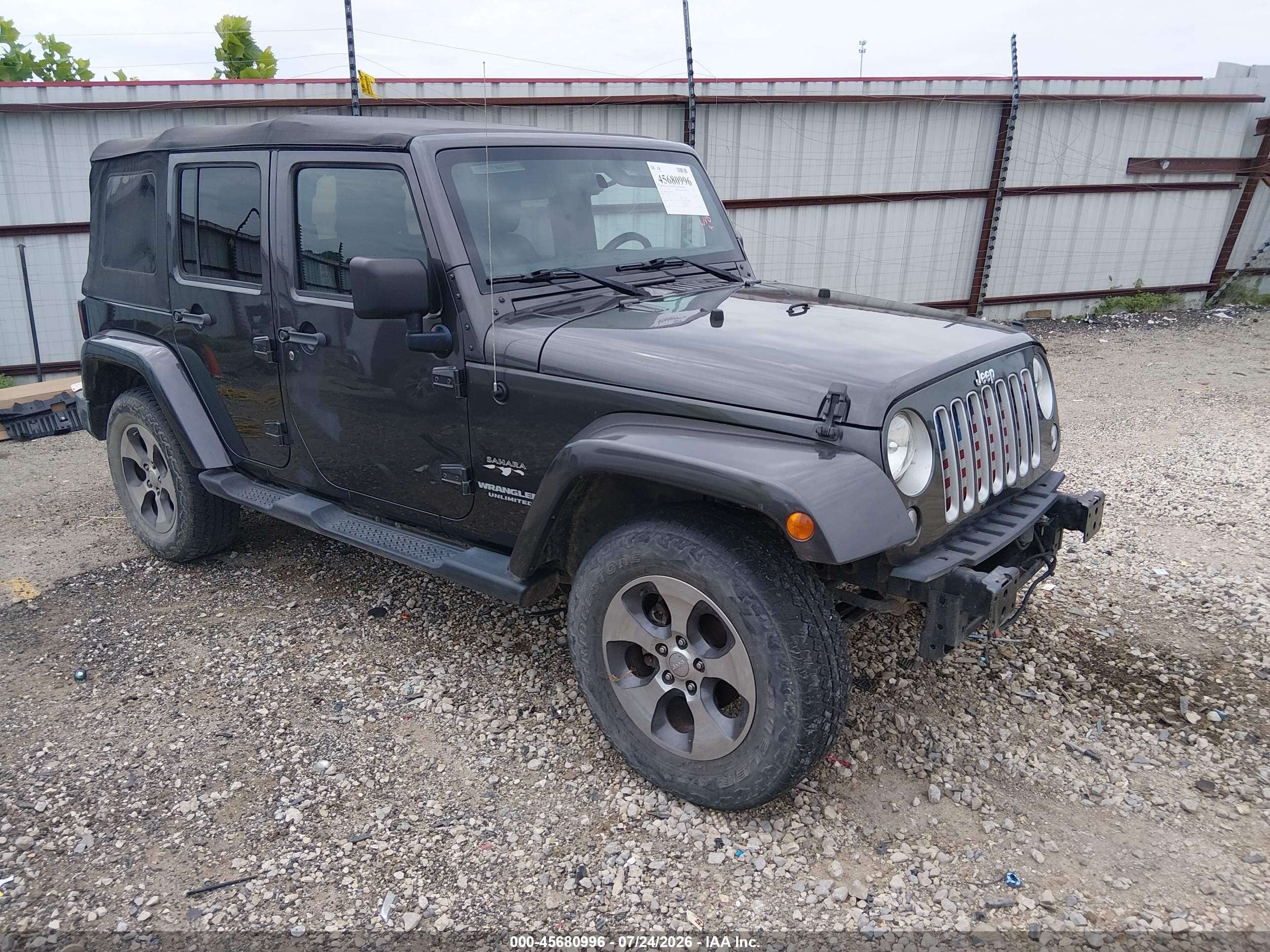 2016 Jeep Wrangler Unlimited Sahara, VIN 1C4BJWEG2GL339074 — Перед