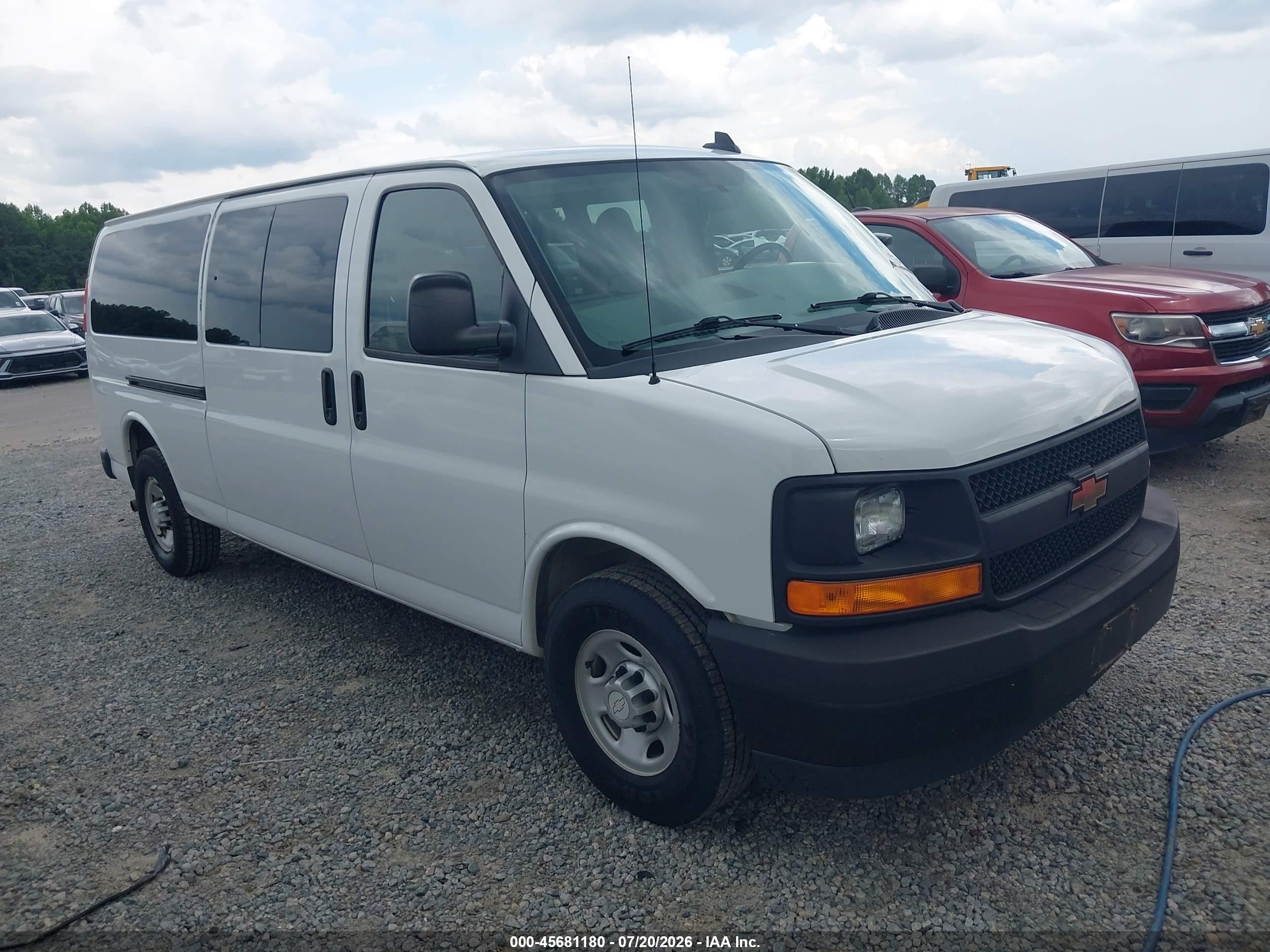 2017 Chevrolet Express Passenger LS, VIN 1GAZGNFG9H1292394 — Normal wear